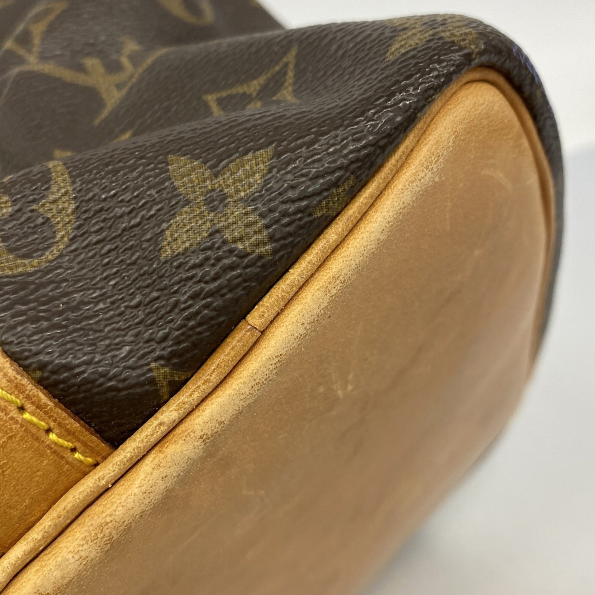 Louis Vuitton Brown Shoulder Bag (Pre-Owned)