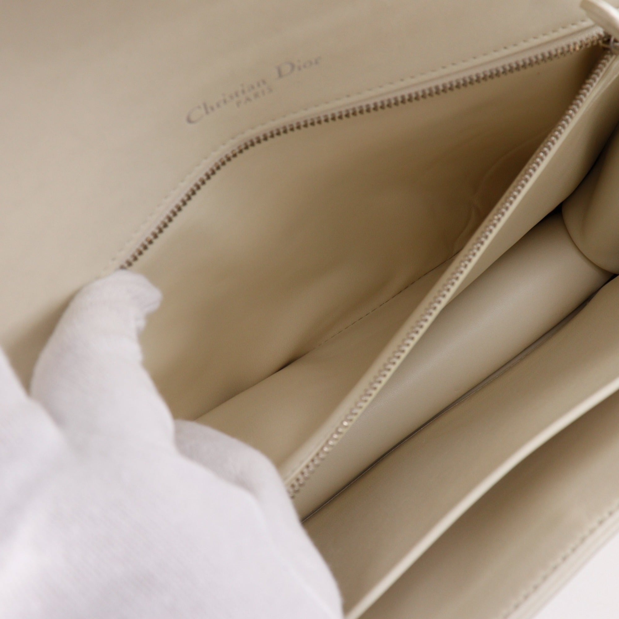 Christian Dior White Leather Shoulder Bag (Pre-Owned)