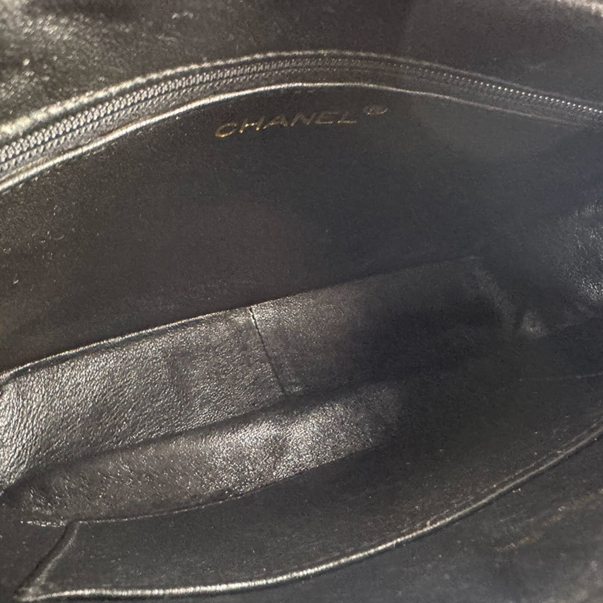 Chanel Black Leather Shoulder Bag (Pre-Owned)