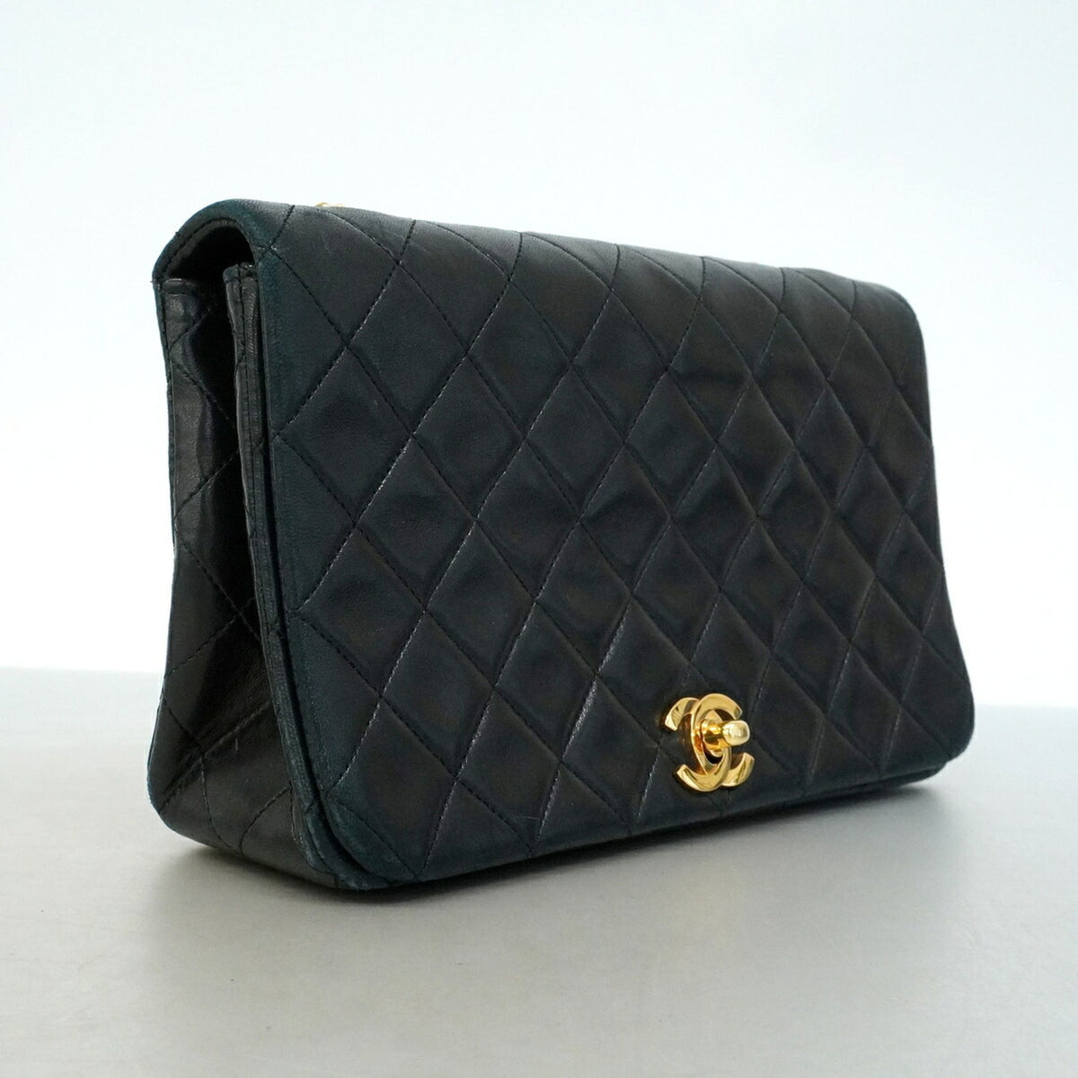 Chanel Black Leather Shoulder Bag (Pre-Owned)