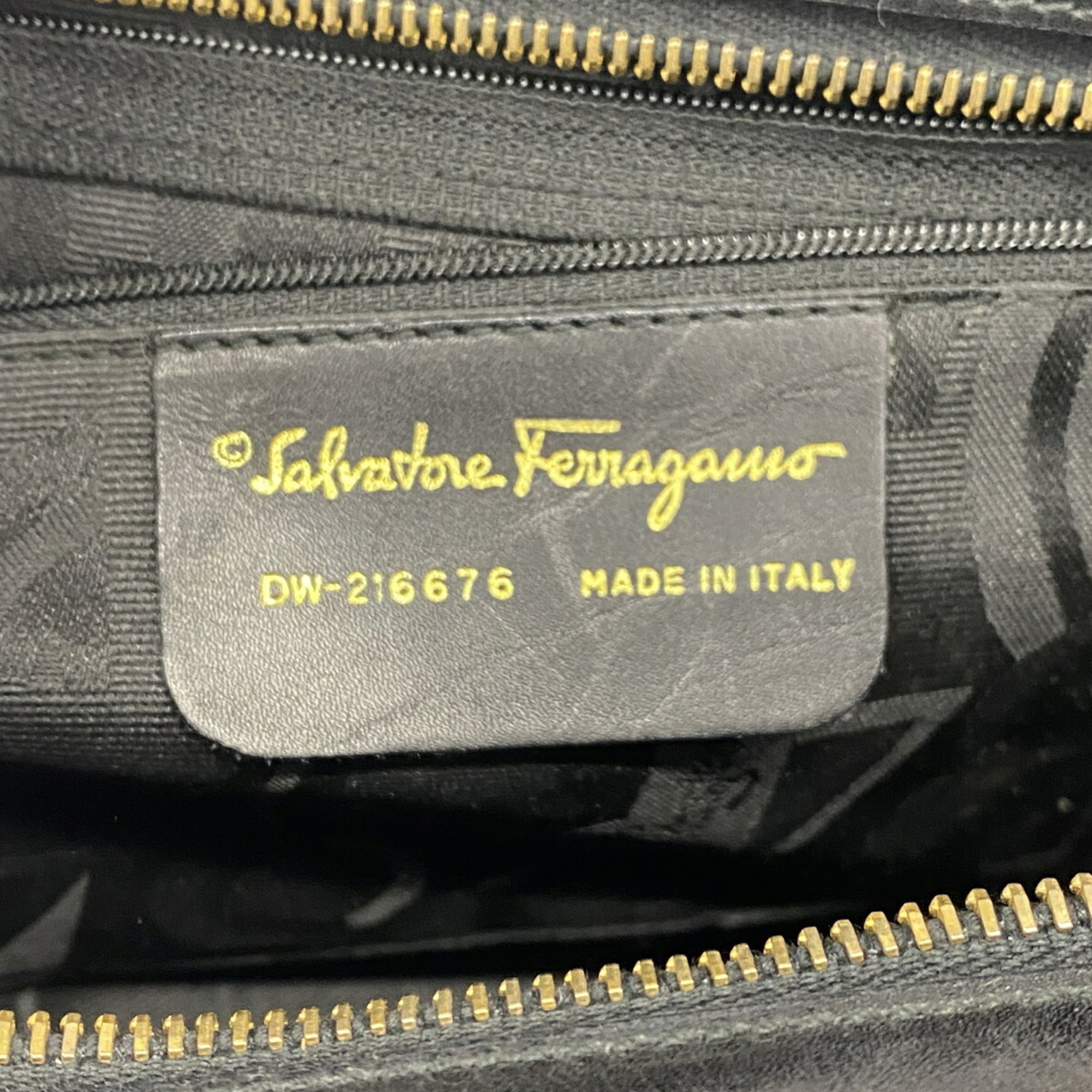 Salvatore Ferragamo Black Leather Shoulder Bag (Pre-Owned)