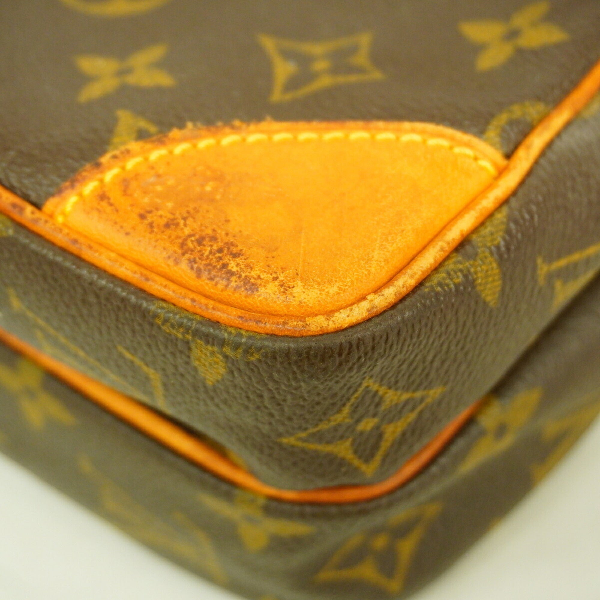 Louis Vuitton Brown Shoulder Bag (Pre-Owned)