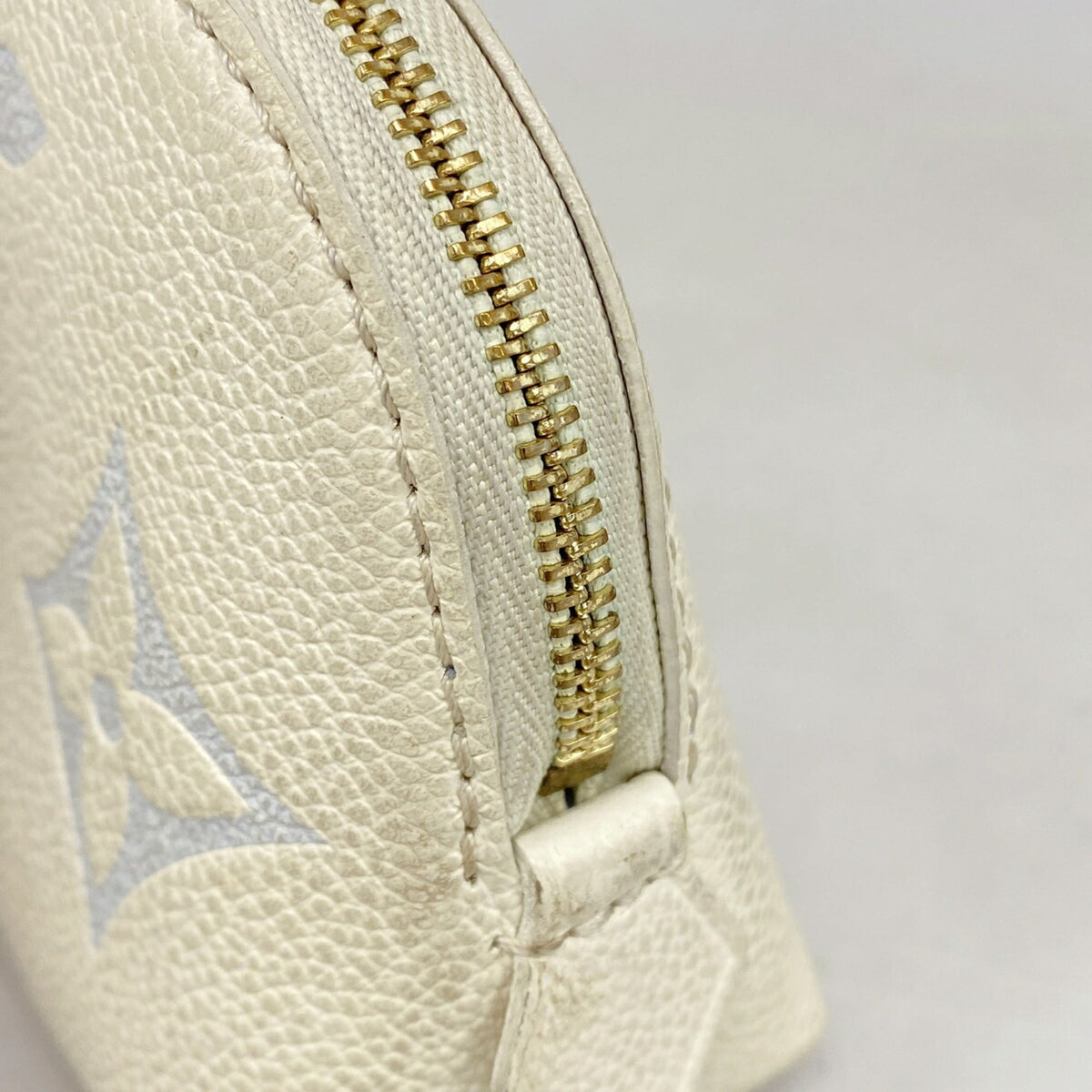 Louis Vuitton White Pouch (Pre-Owned)