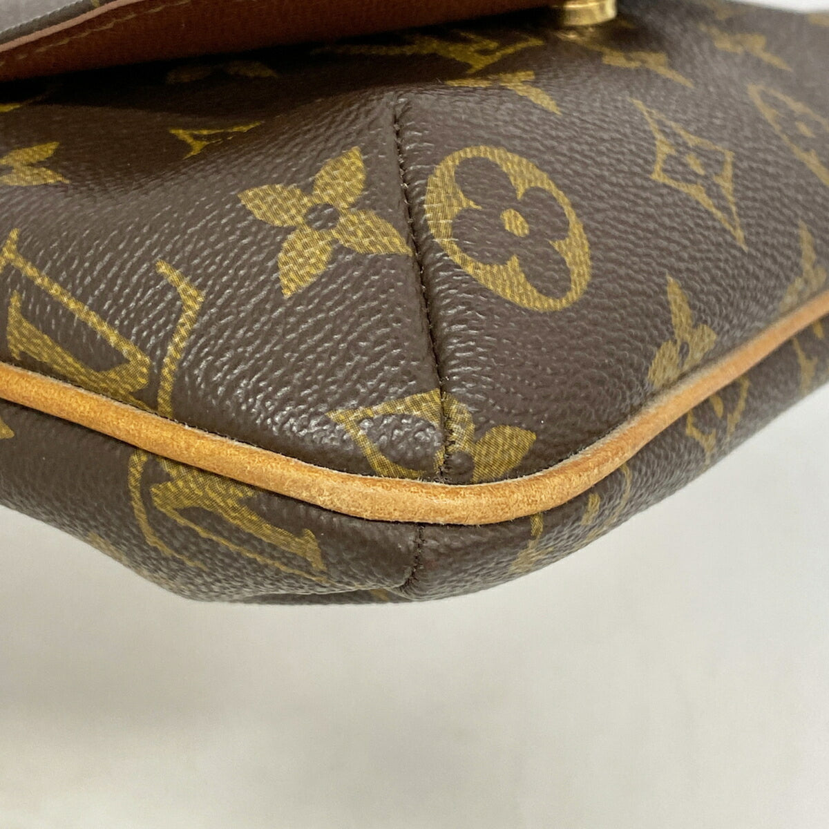 Louis Vuitton Brown Shoulder Bag (Pre-Owned)