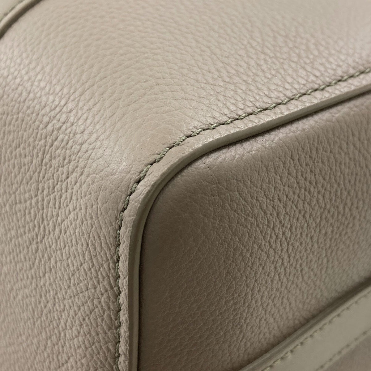 Louis Vuitton Khaki Leather Shoulder Bag (Pre-Owned)