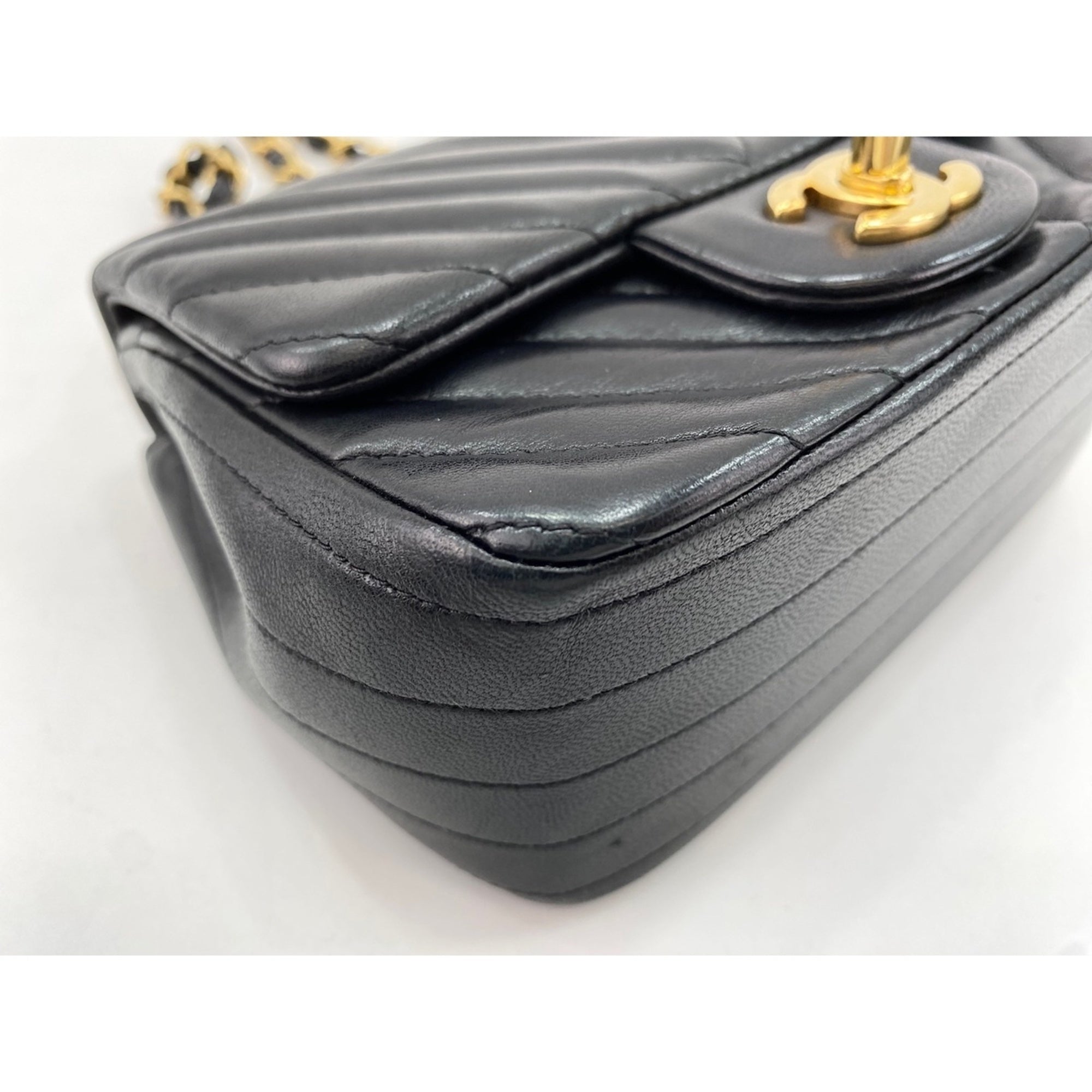 Chanel Black Shoulder Bag (Pre-Owned)