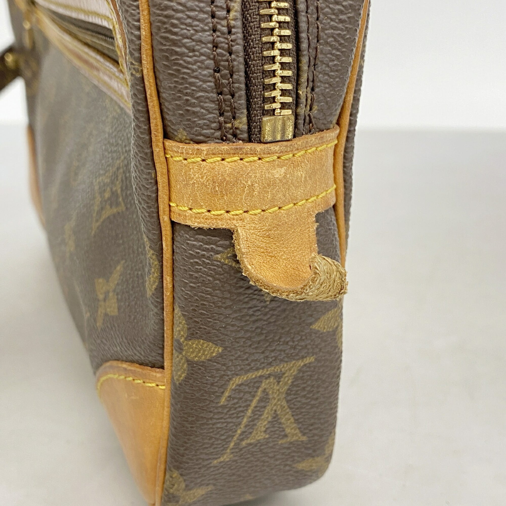 Louis Vuitton Brown Clutch Bag (Pre-Owned)