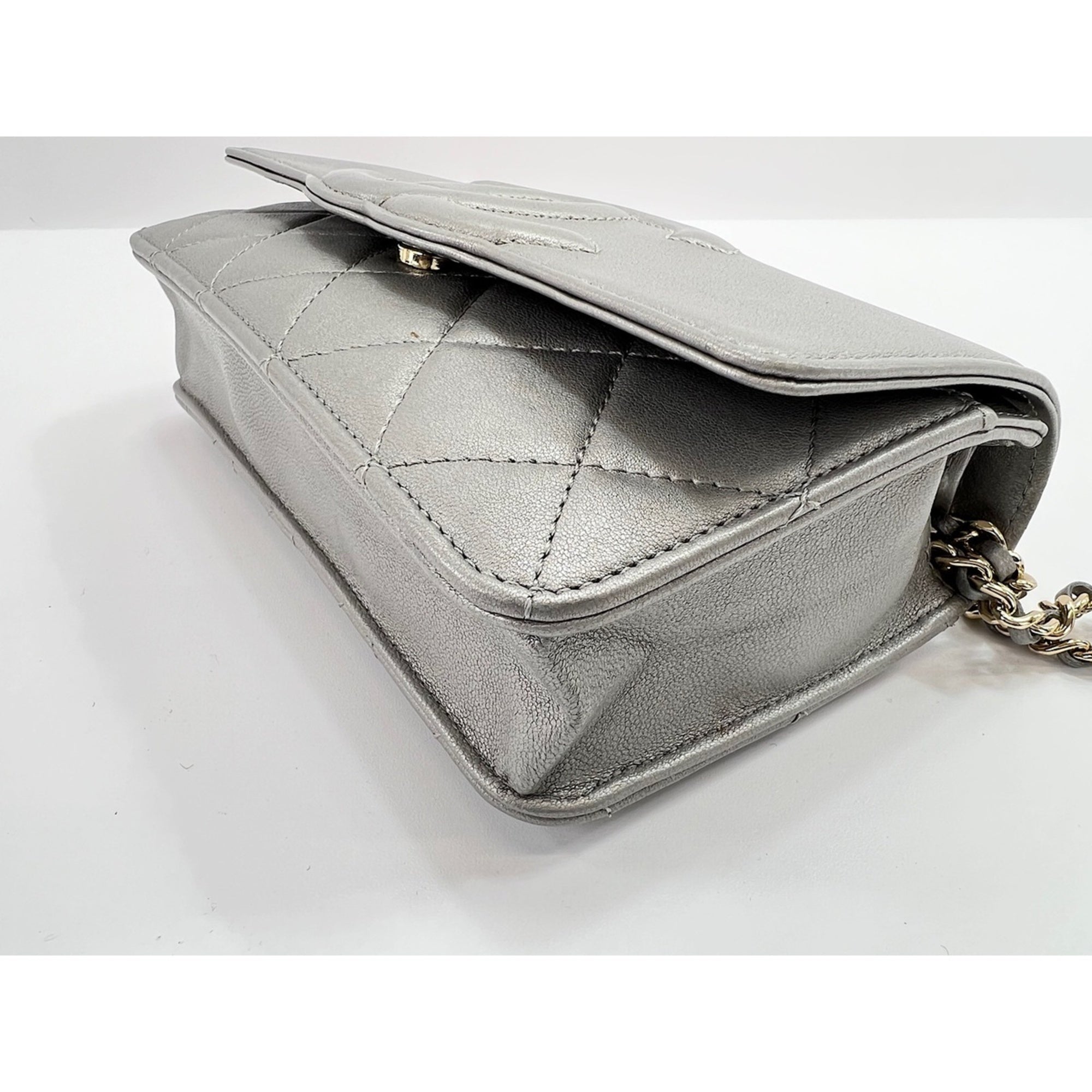 Chanel Silver Leather Shoulder Bag (Pre-Owned)