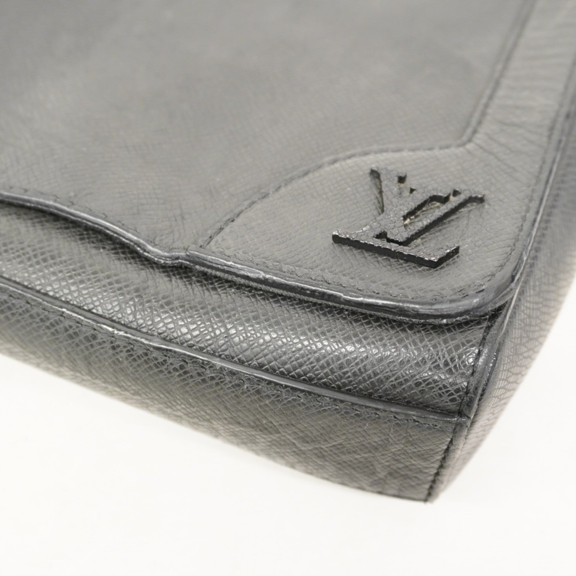 Louis Vuitton Noir Shoulder Bag (Pre-Owned)