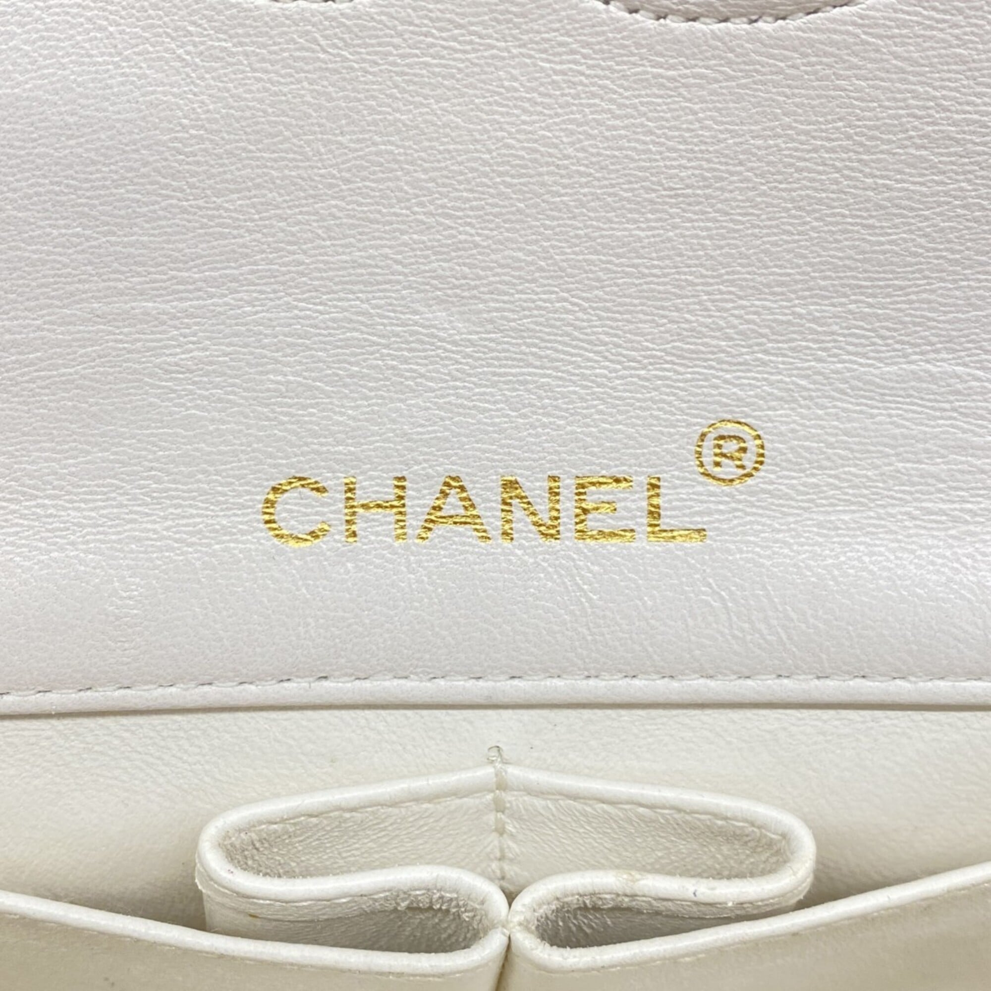 Chanel White Leather Shoulder Bag (Pre-Owned)