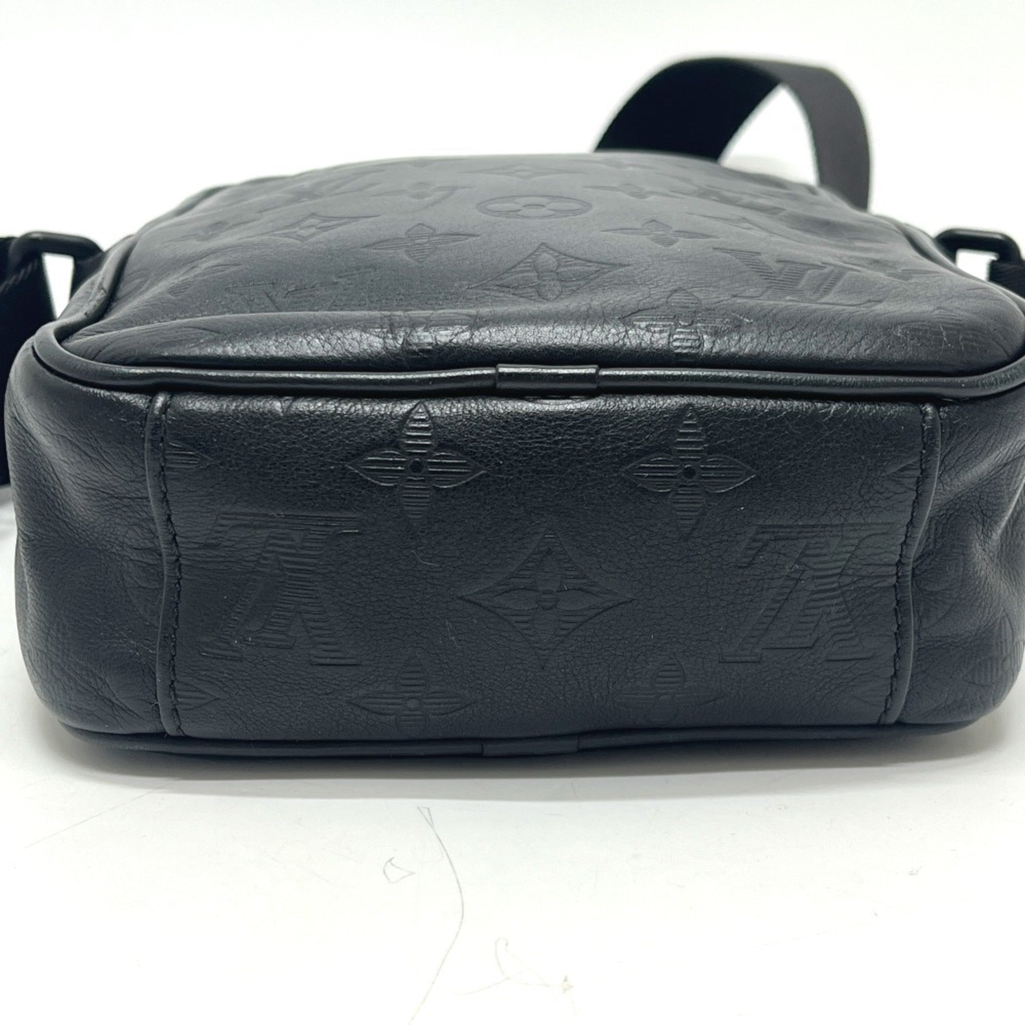 Louis Vuitton Black Leather Handbag Pochette Shoulder Bag (Pre-Owned)