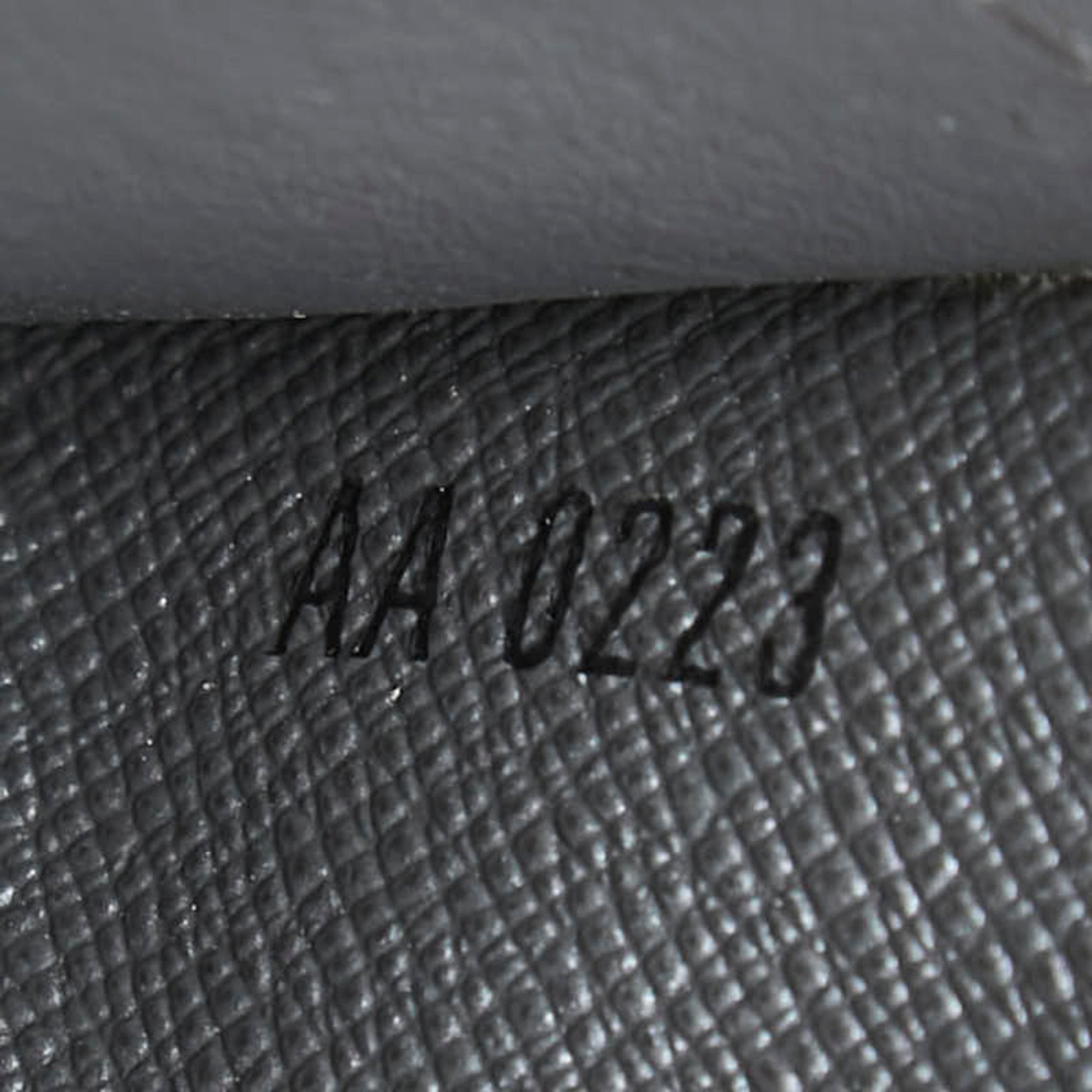 Louis Vuitton Taigarama Silver Leather Wallet (Bi-Fold) (Pre-Owned)