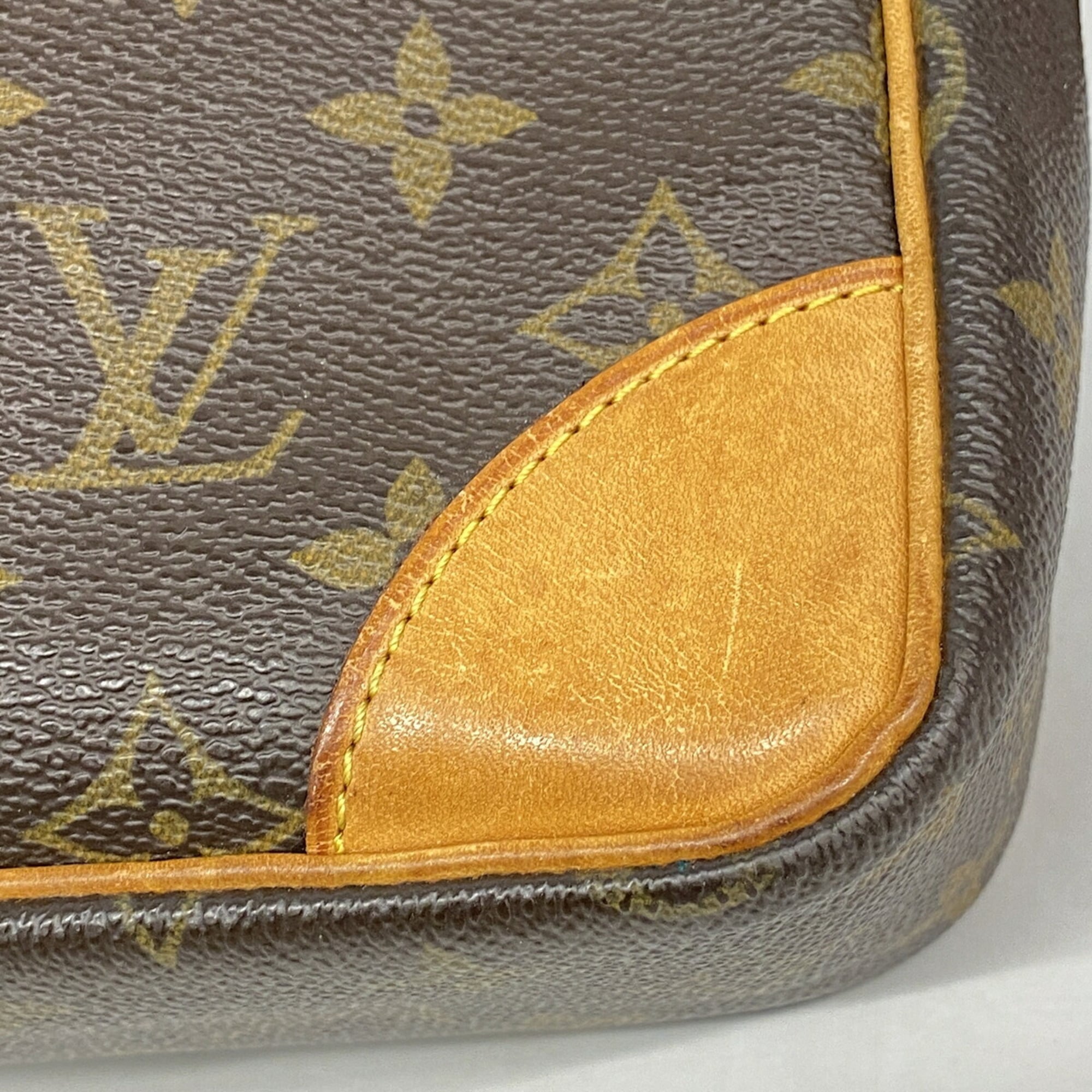 Louis Vuitton Brown Clutch Bag (Pre-Owned)