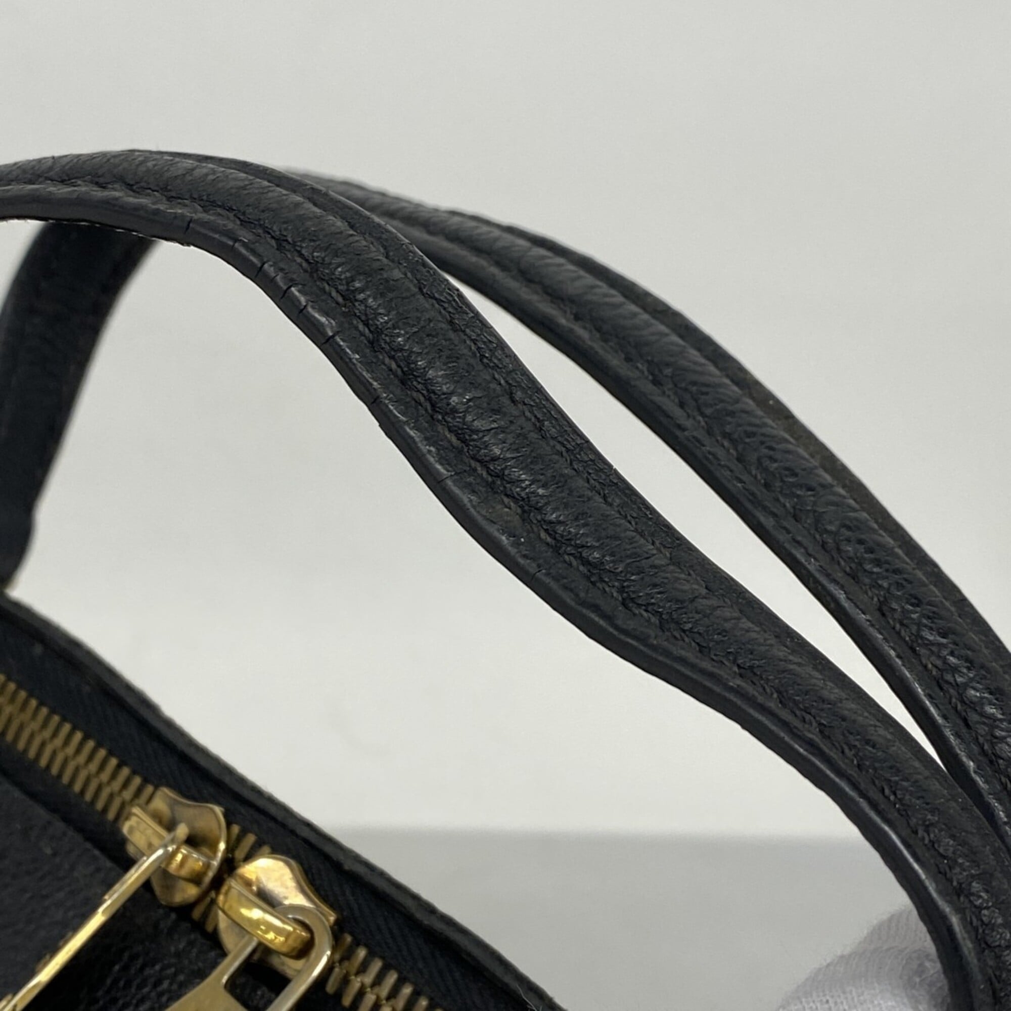 Louis Vuitton Noir Handbag (Pre-Owned)