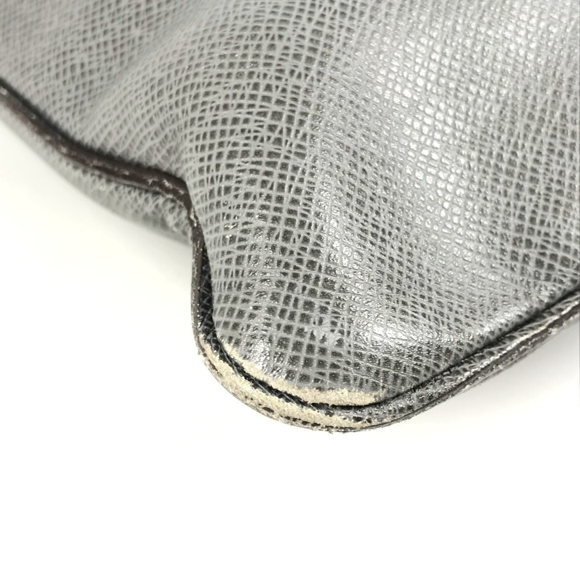 Louis Vuitton Glacier Gray Taiga Leather Leather Pochette Shoulder Bag (Pre-Owned)