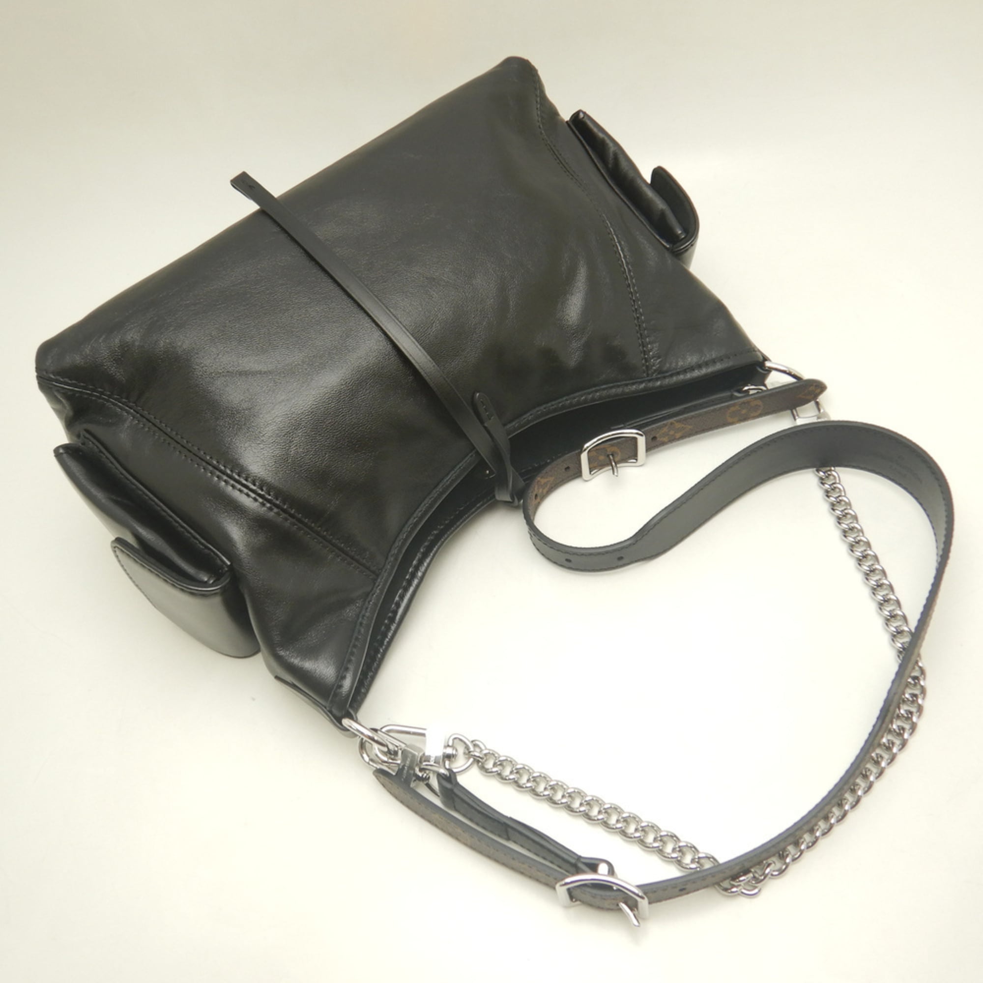 Louis Vuitton Noir Leather Shoulder Bag (Pre-Owned)