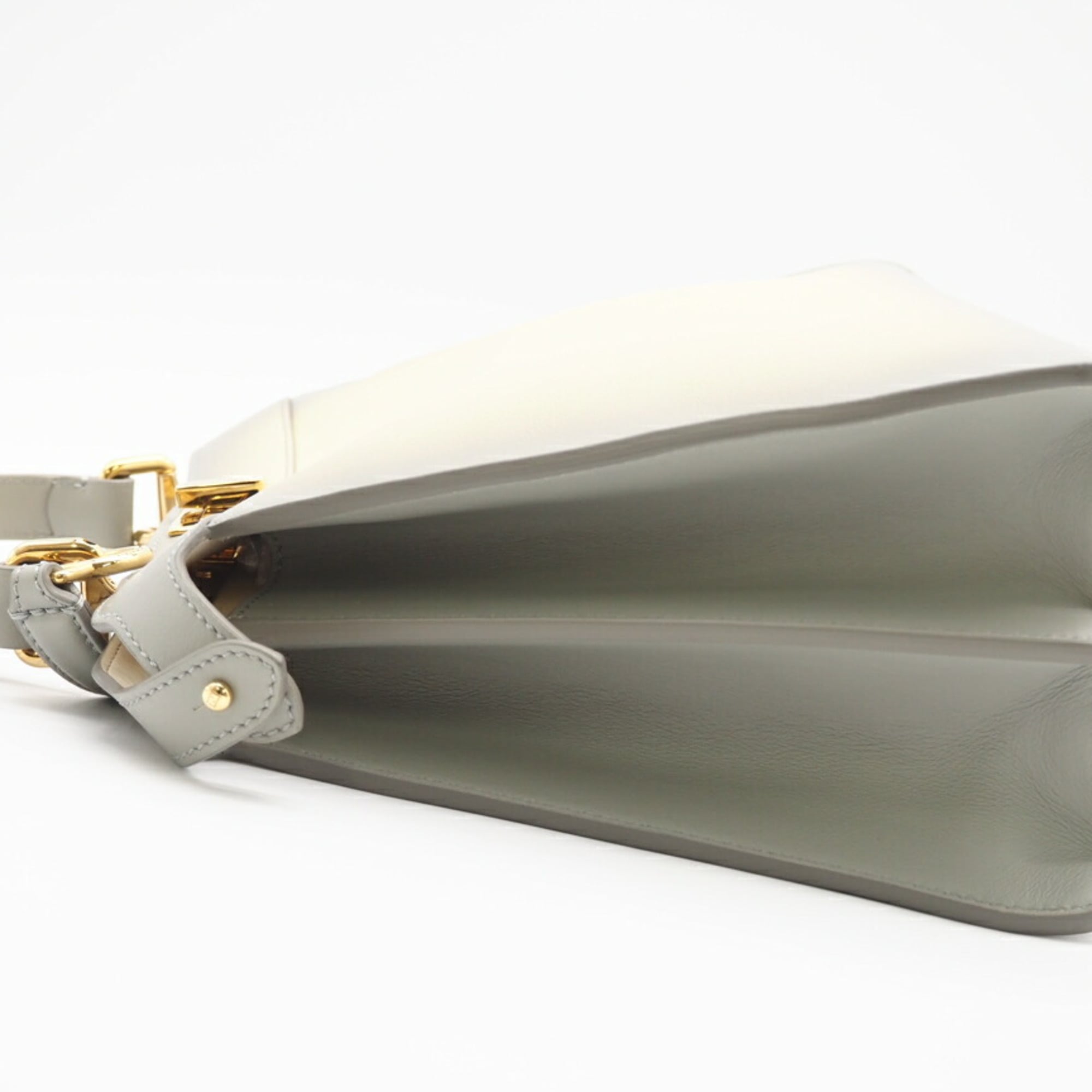 Fendi Cream Gray Leather Shoulder Bag (Pre-Owned)