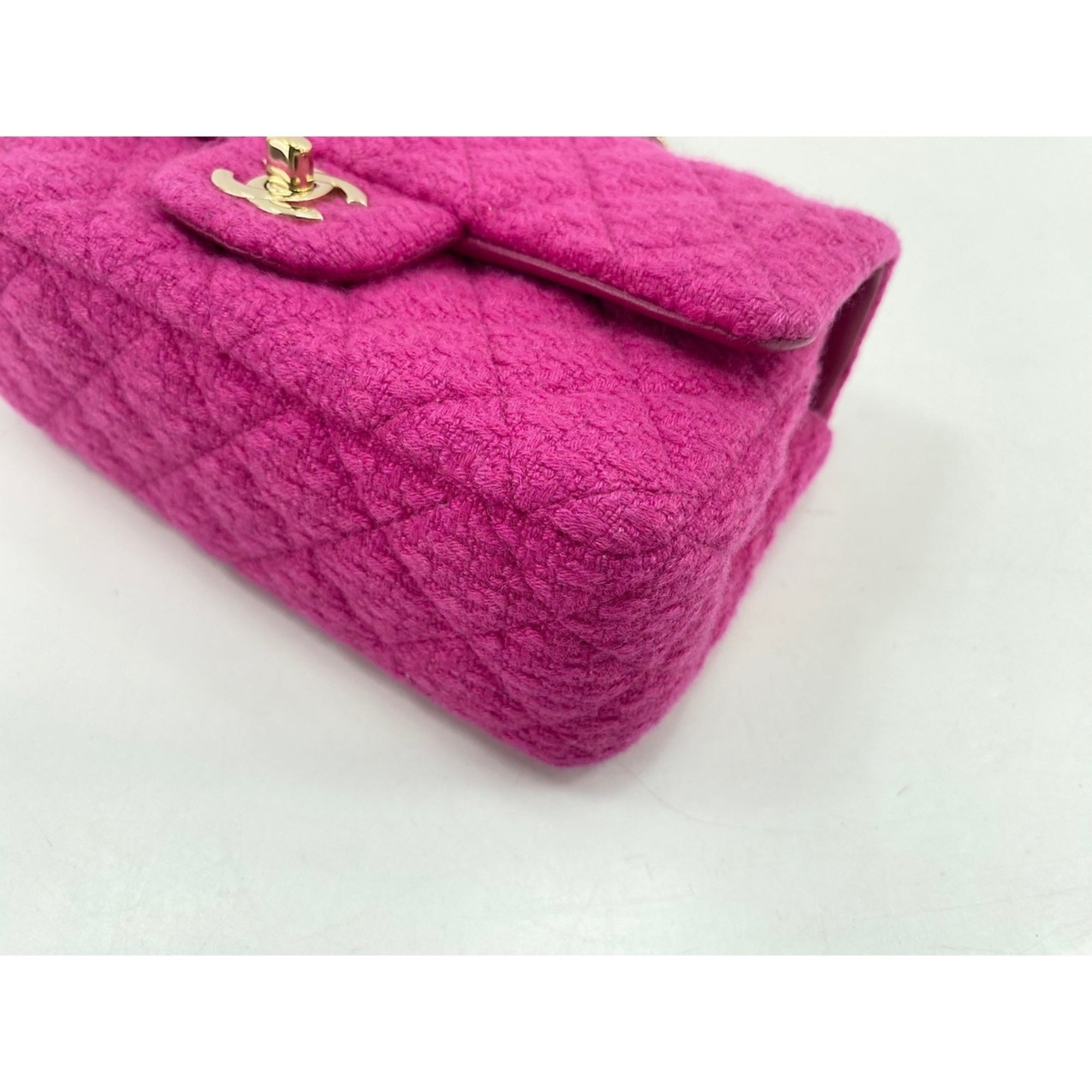 Chanel Pink Shoulder Bag (Pre-Owned)