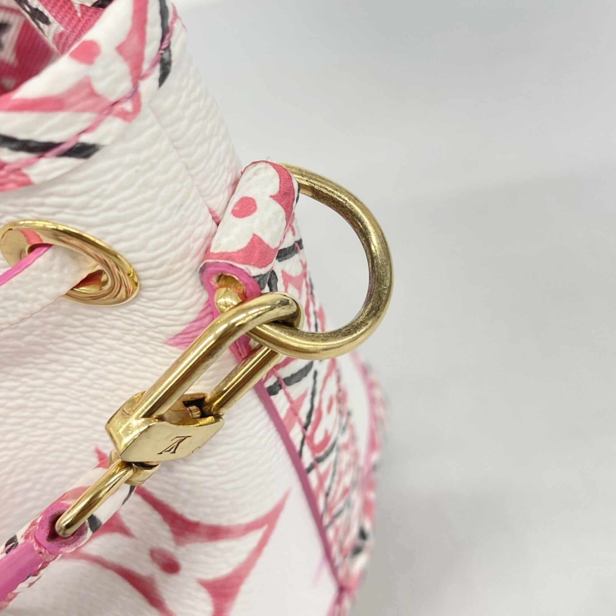 Louis Vuitton Rose Handbag (Pre-Owned)