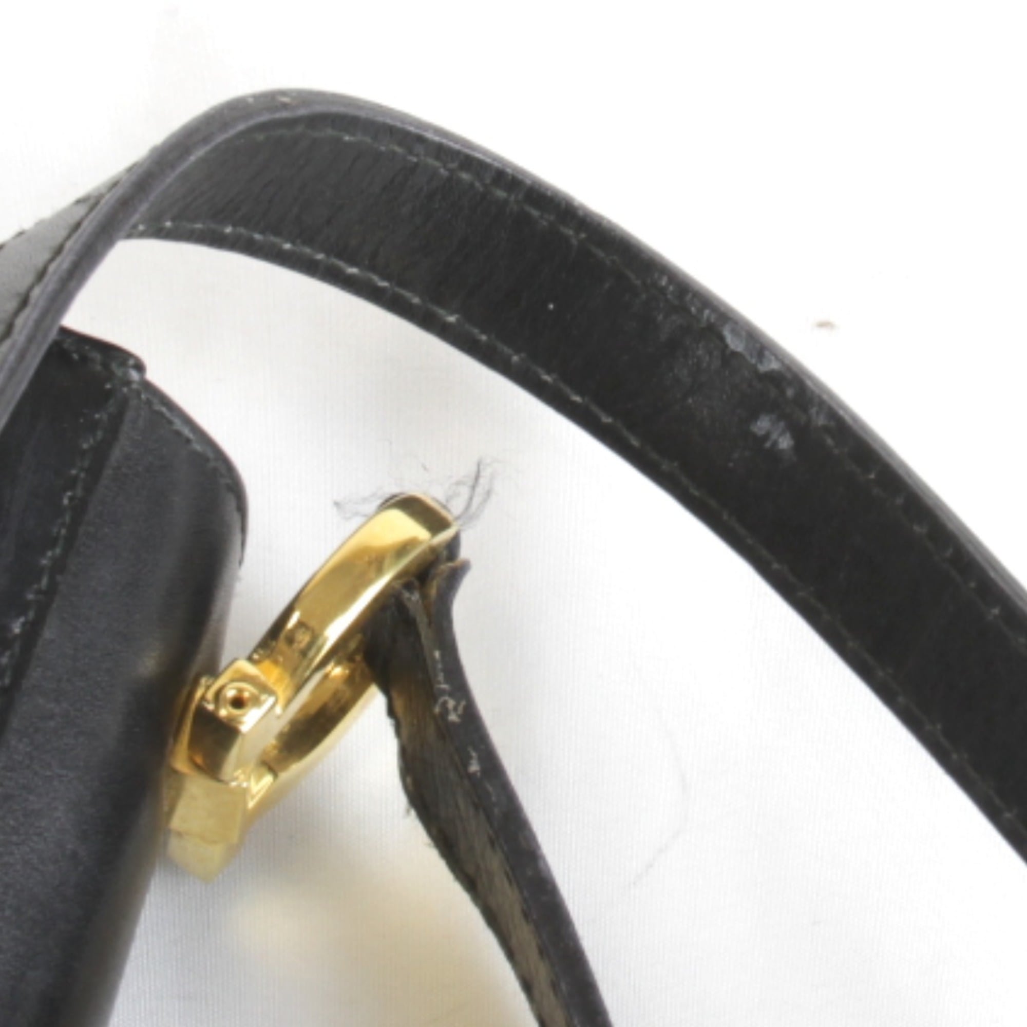 Salvatore Ferragamo Black Leather Shoulder Bag (Pre-Owned)