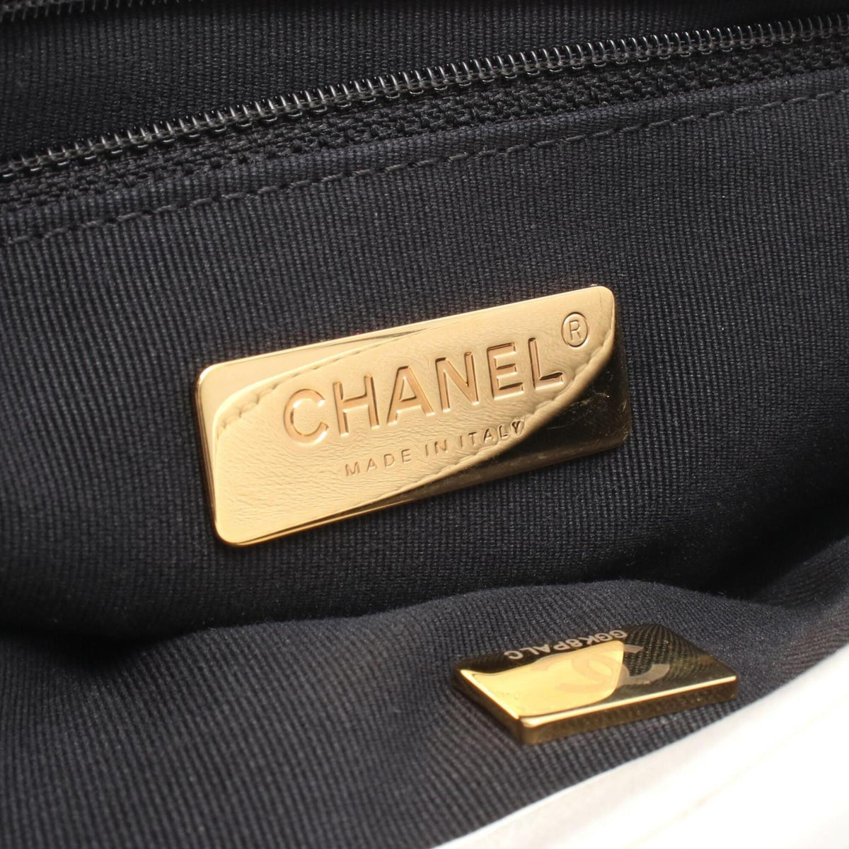 Chanel White Leather Handbag Shoulder Bag (Pre-Owned)