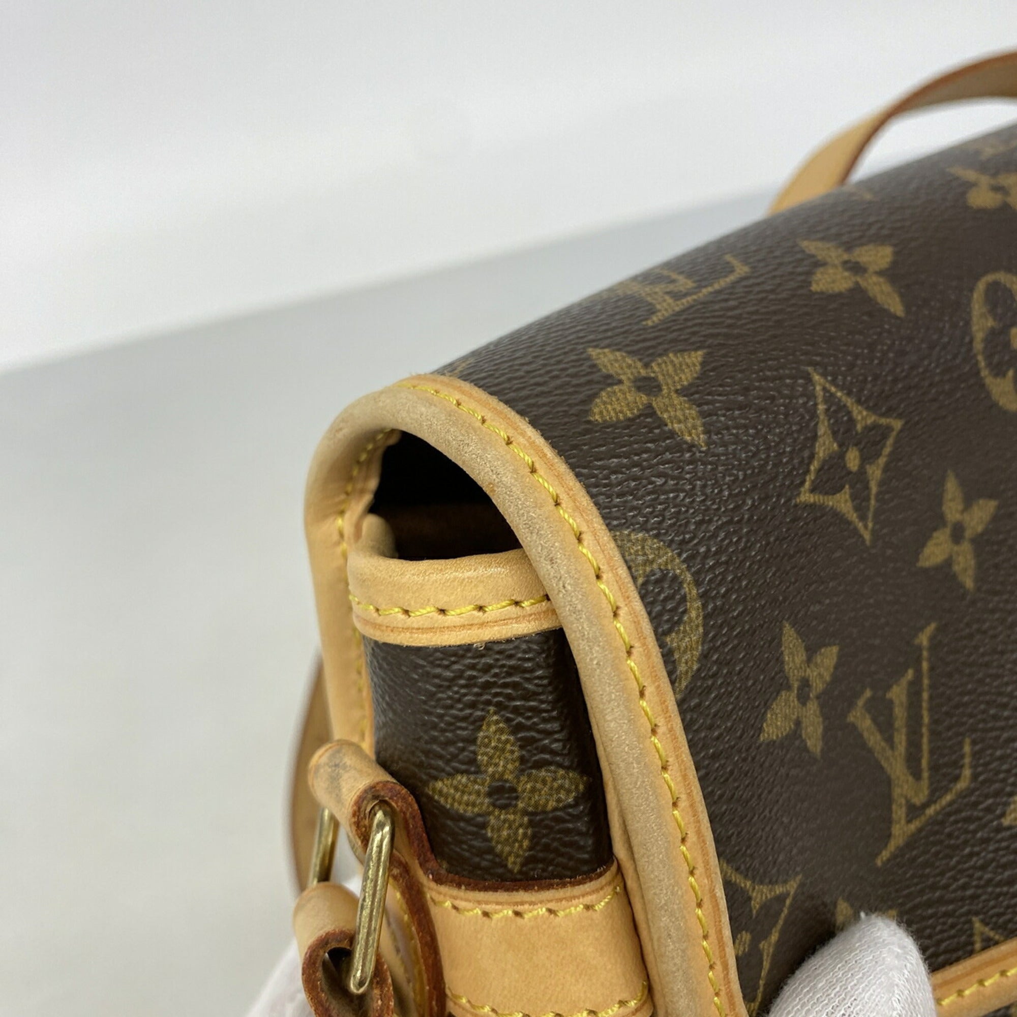 Louis Vuitton Brown Shoulder Bag (Pre-Owned)