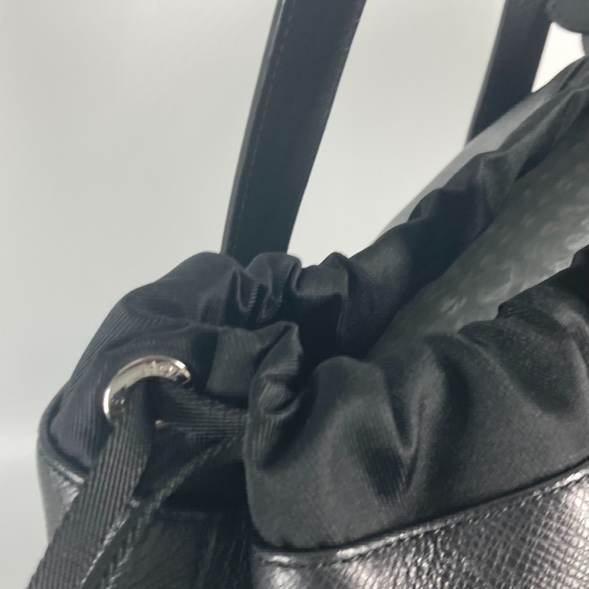 Louis Vuitton Black White Taiga Leather Pouch Shoulder Bag Tote Bag (Pre-Owned)