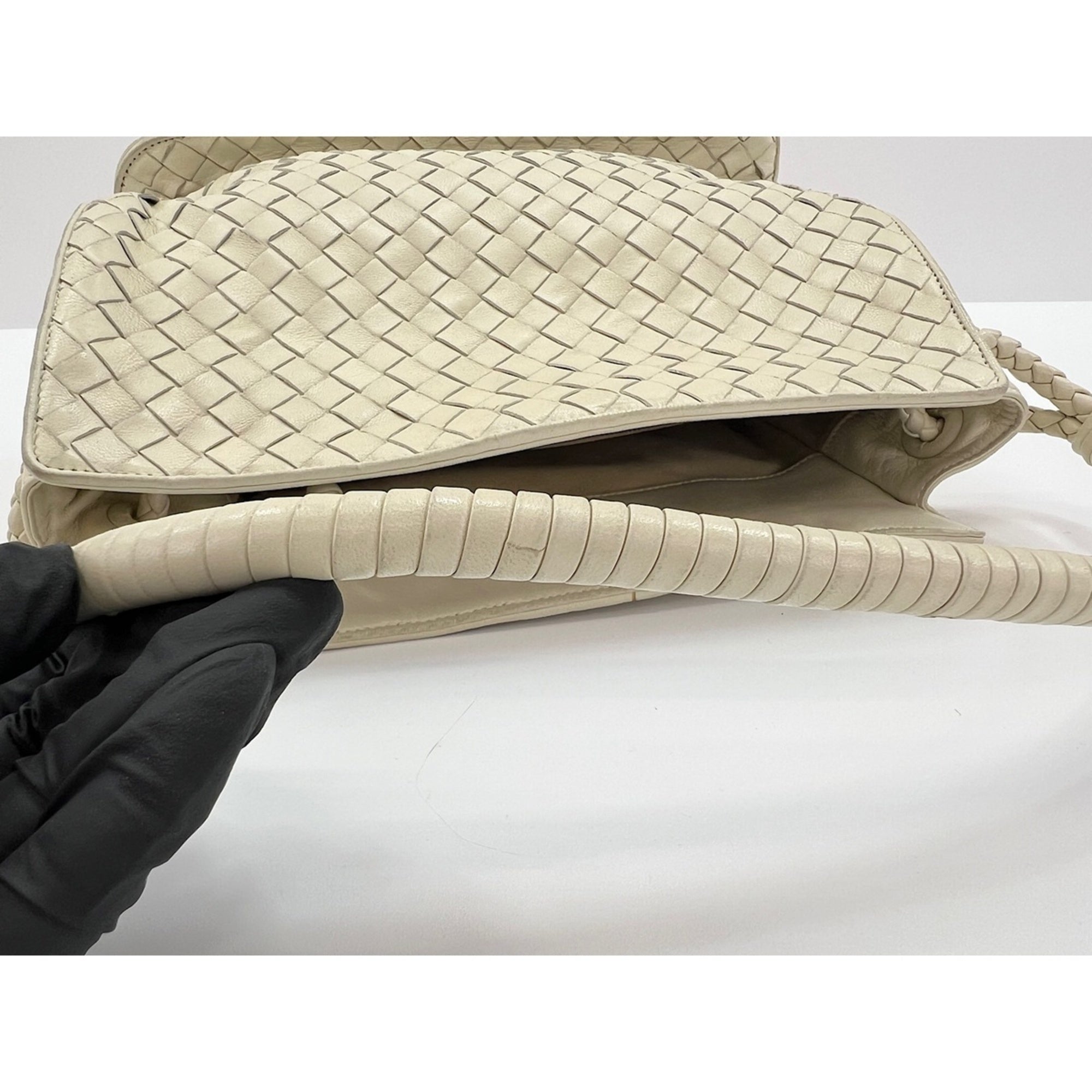 Bottega Veneta White Shoulder Bag (Pre-Owned)