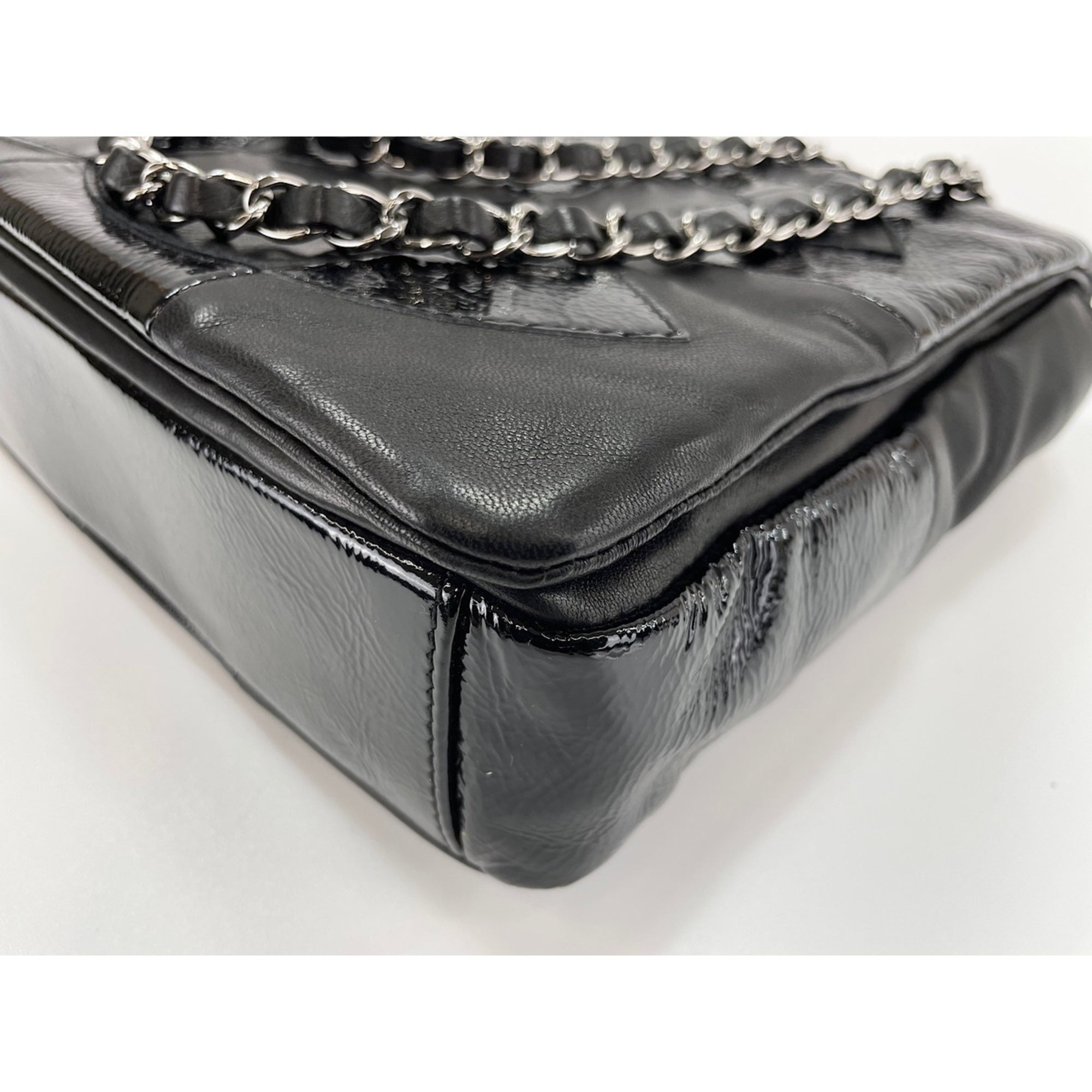 Chanel Black Leather Shoulder Bag (Pre-Owned)