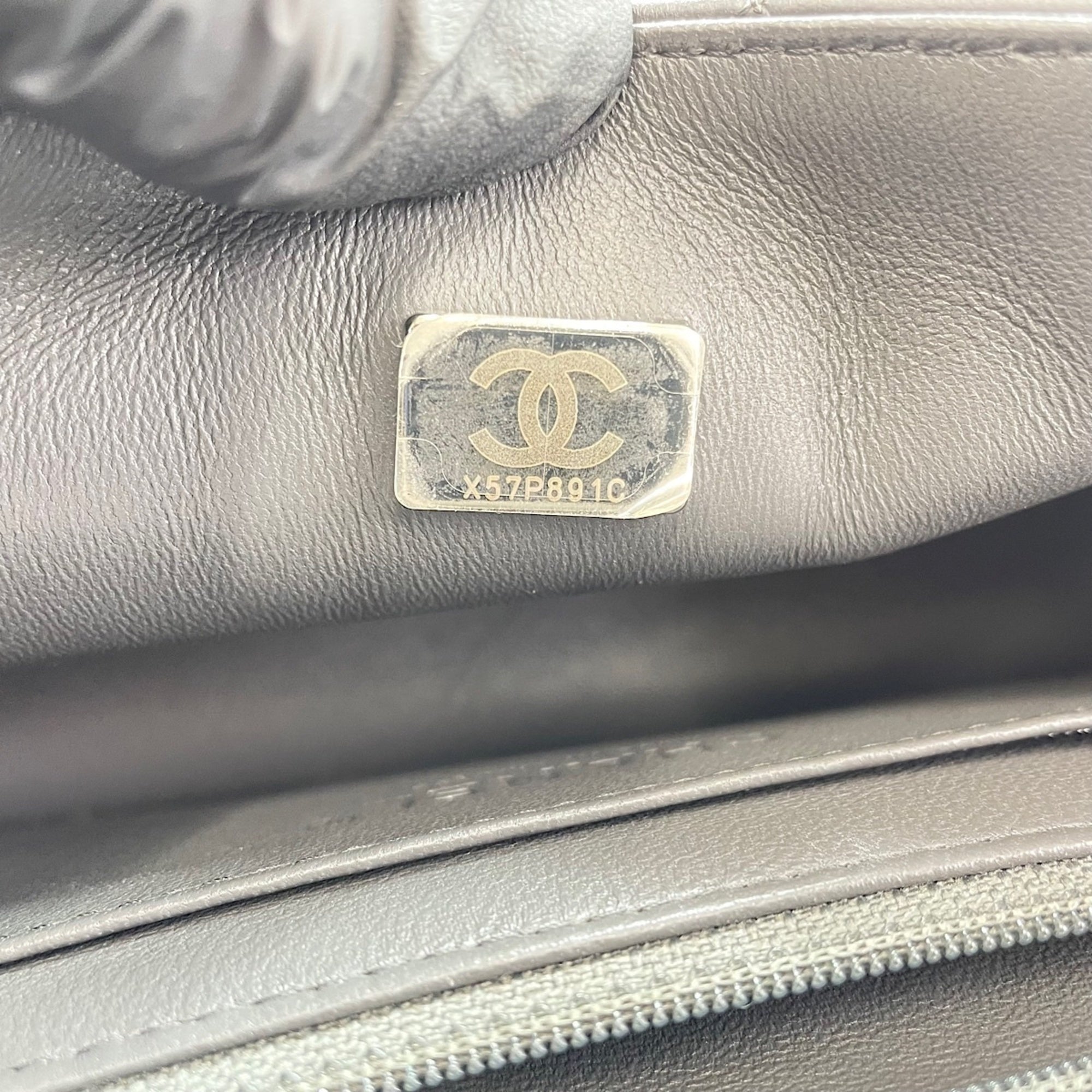 Chanel Gray Leather Shoulder Bag (Pre-Owned)