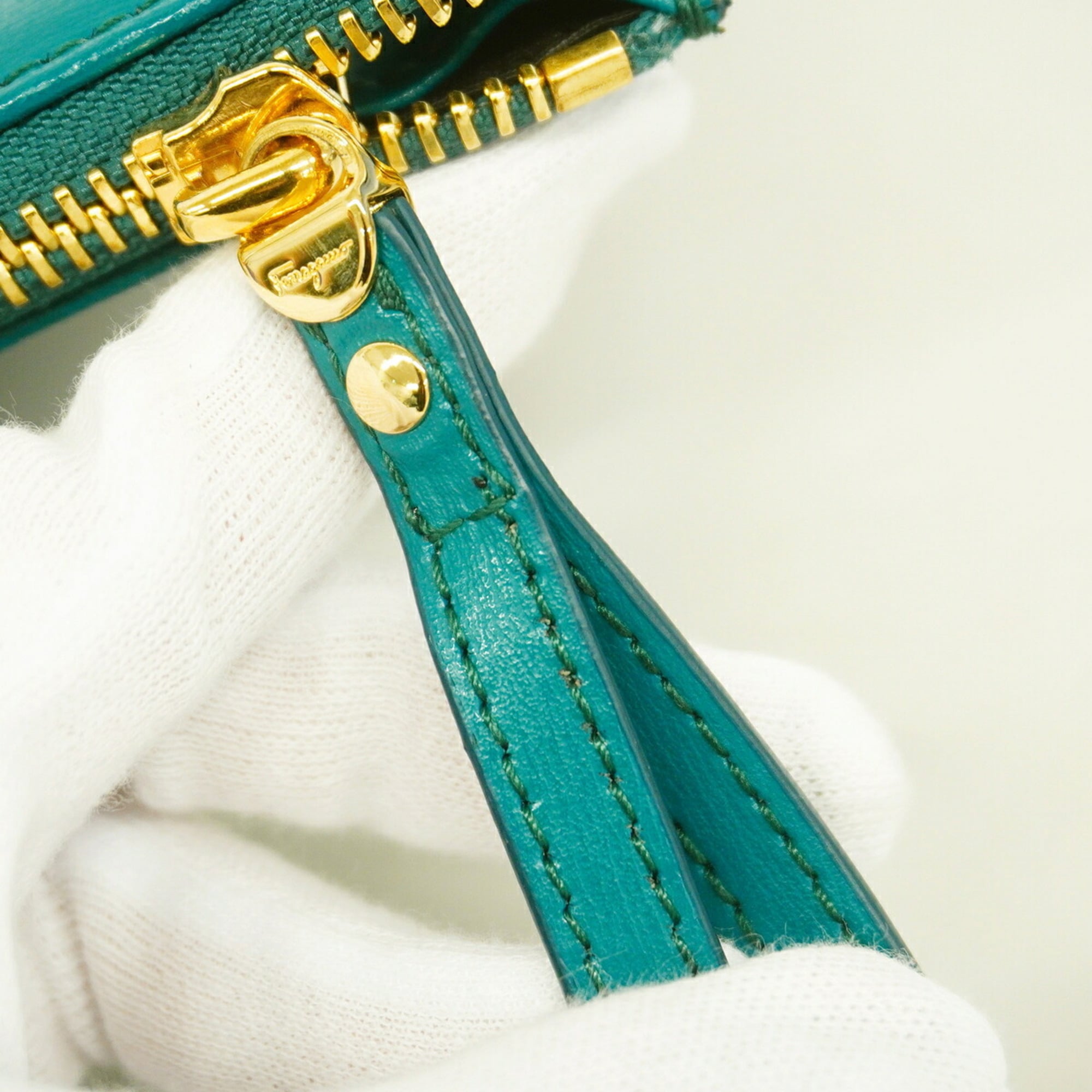 Salvatore Ferragamo Green Leather Clutch Bag (Pre-Owned)