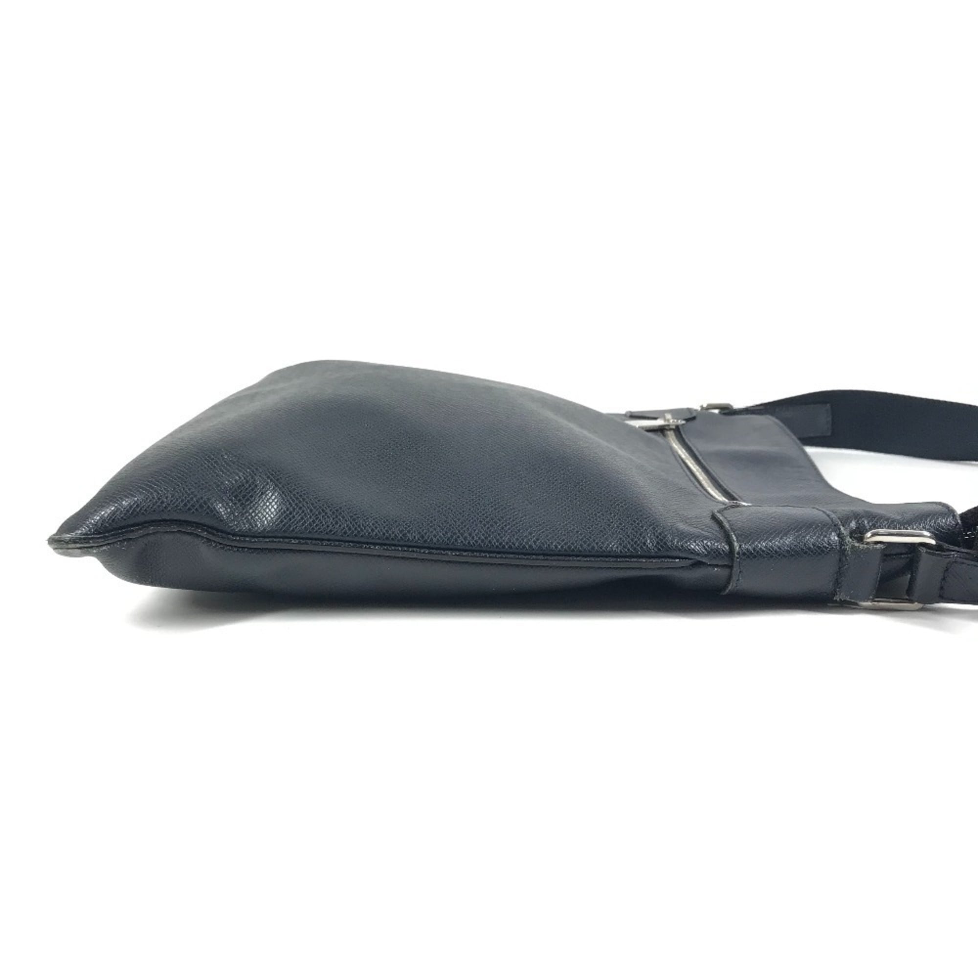 Louis Vuitton Boreal Navy Taiga Leather Leather Pochette Shoulder Bag (Pre-Owned)