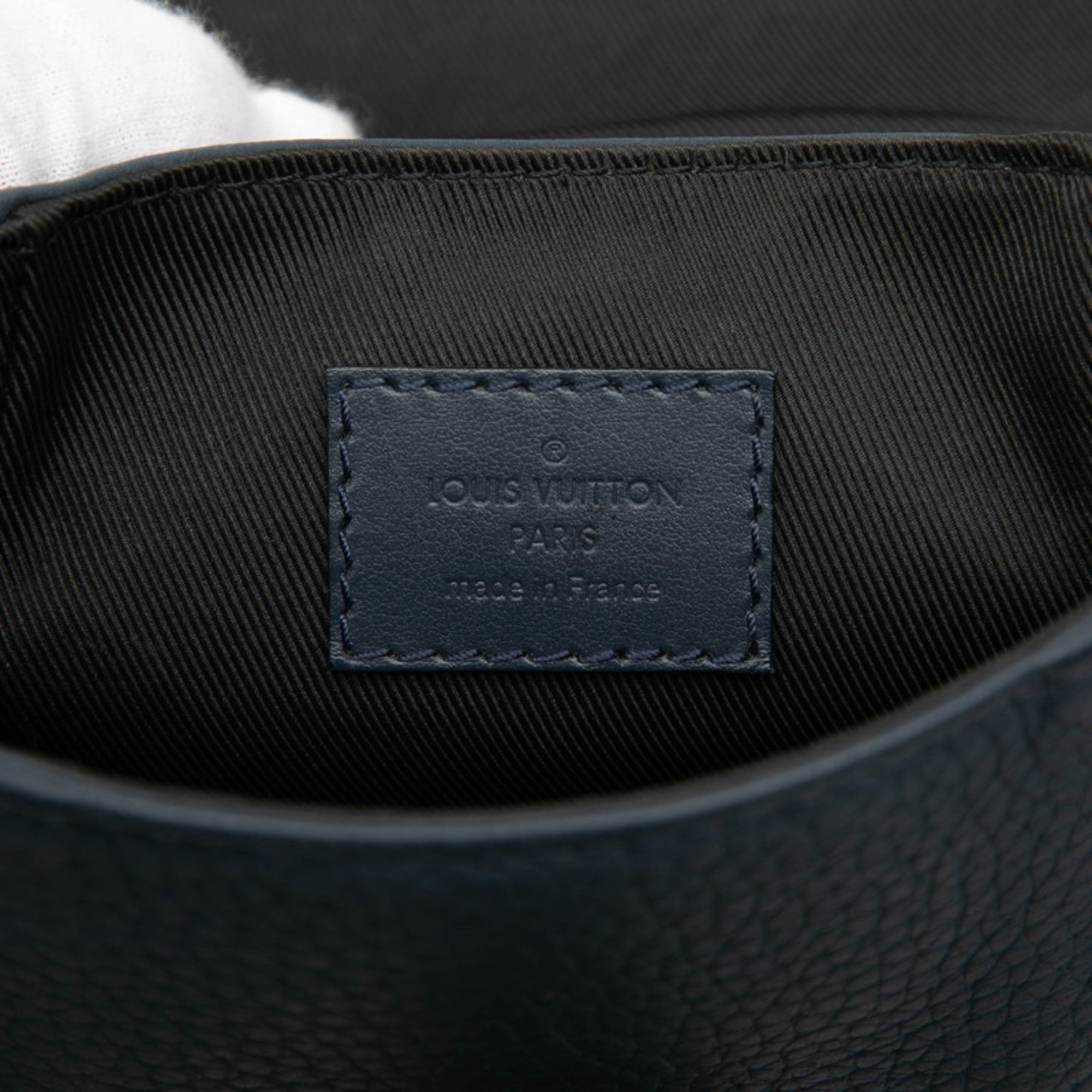 Louis Vuitton Navy Leather Shoulder Bag Sling Bag (Pre-Owned)