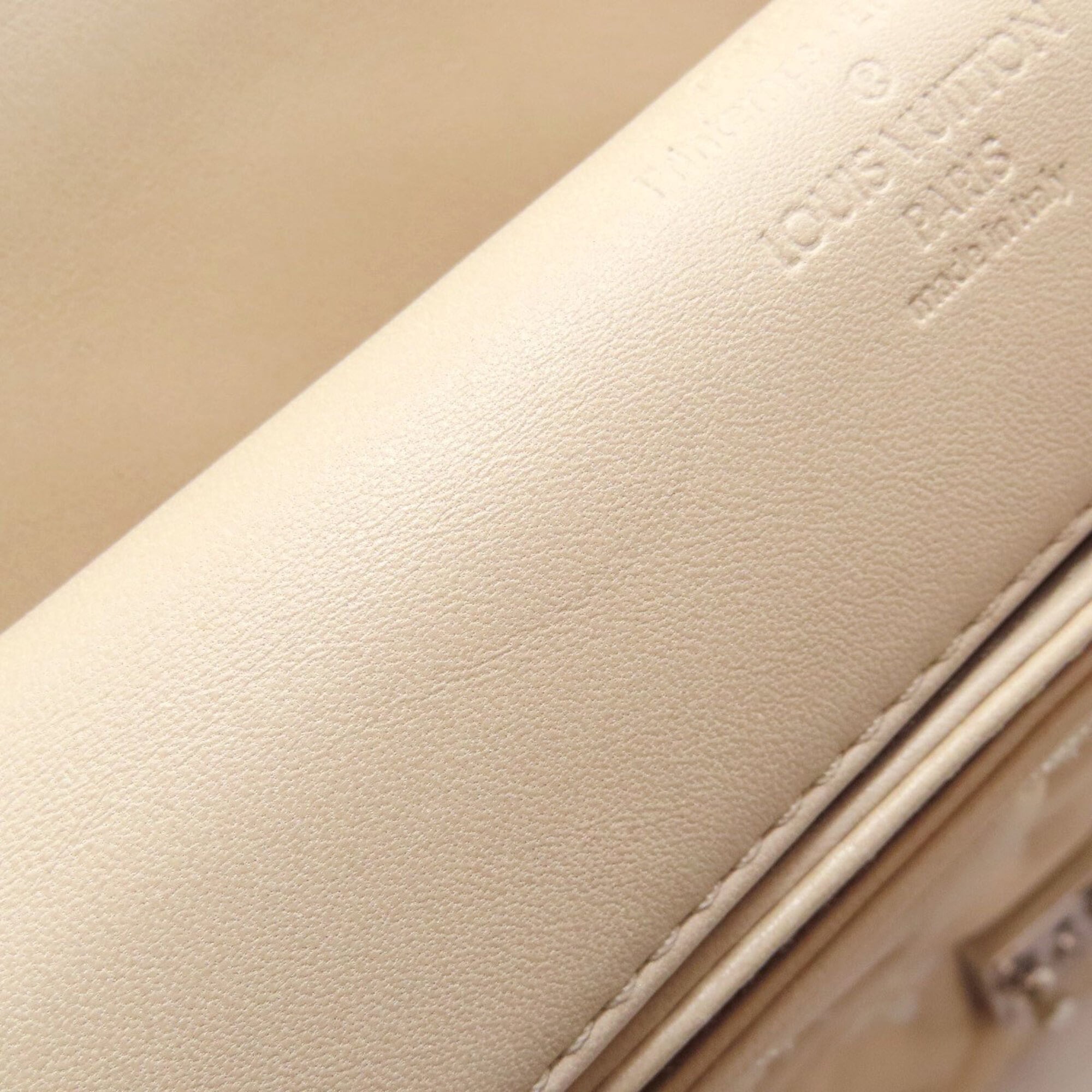Louis Vuitton Lv Off White Leather Pochette Shoulder Bag (Pre-Owned)
