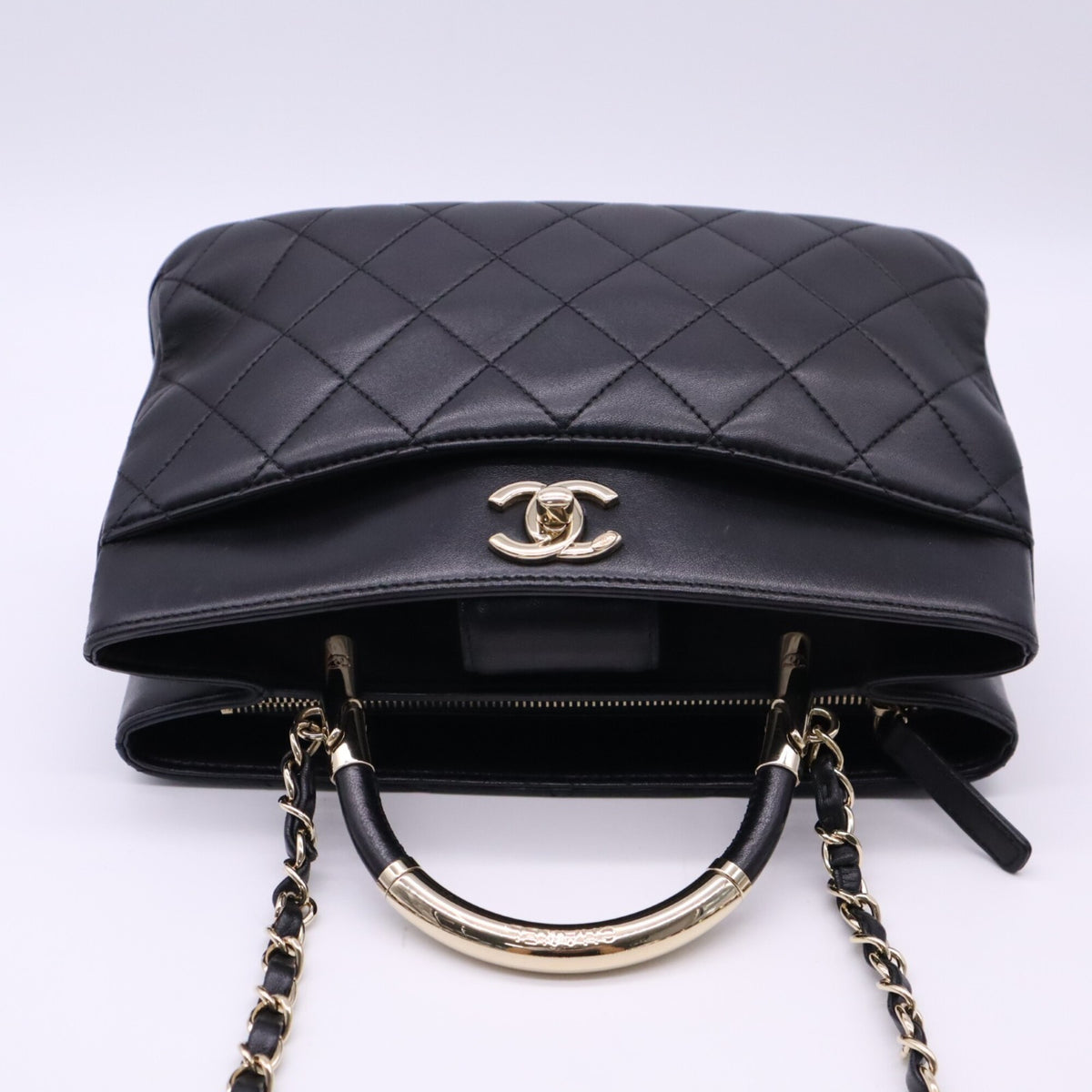 Chanel Matelasse Black Leather Handbag (Pre-Owned)