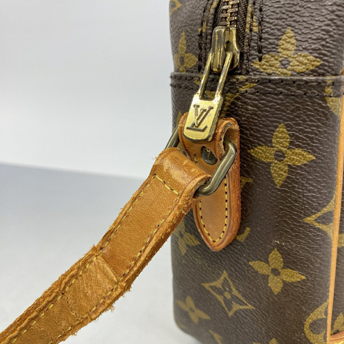 Louis Vuitton Brown Shoulder Bag (Pre-Owned)
