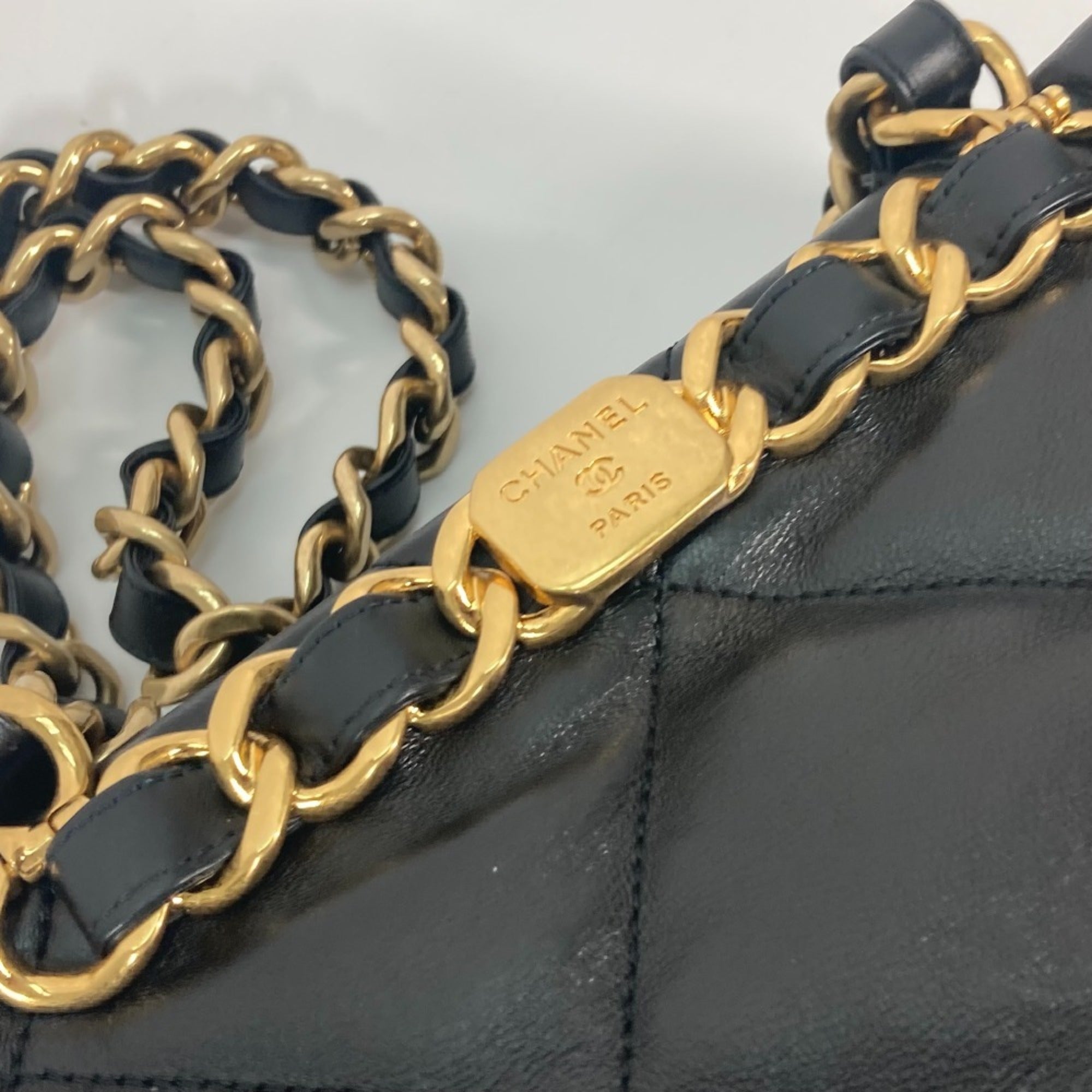 Chanel Black Leather Shoulder Bag (Pre-Owned)