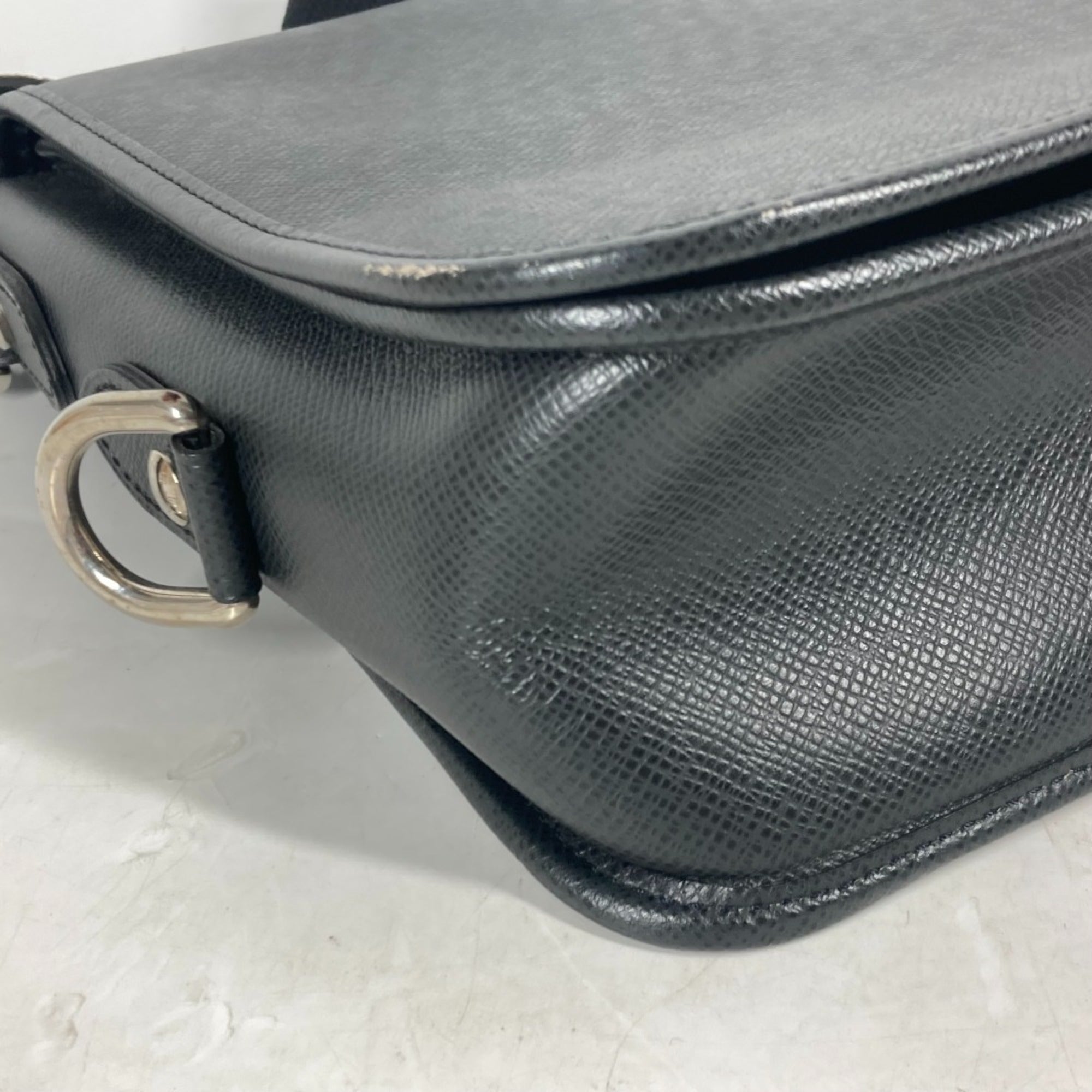 Louis Vuitton Ardoise Black Taiga Leather Messenger Bag Shoulder Bag (Pre-Owned)