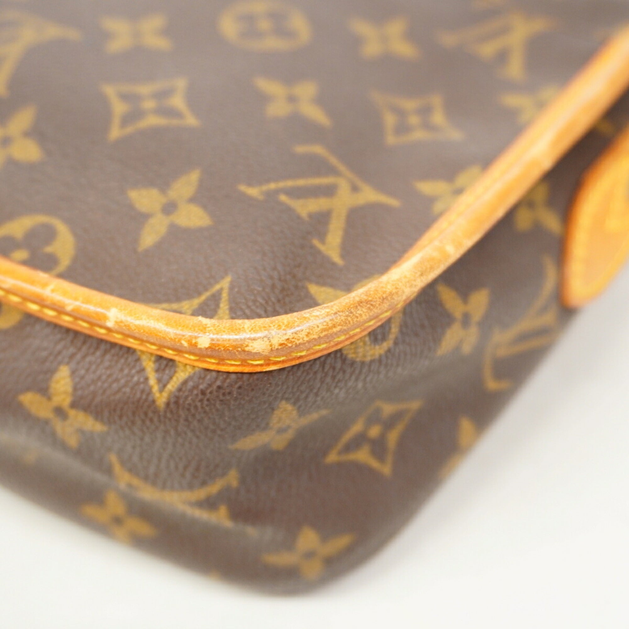 Louis Vuitton Brown Shoulder Bag (Pre-Owned)