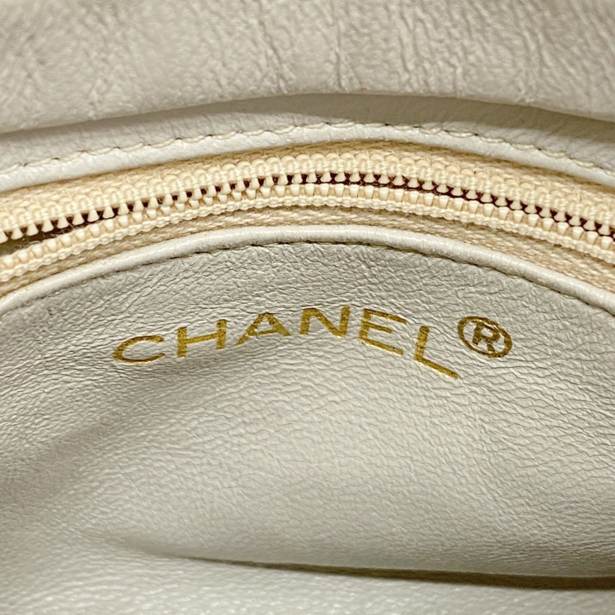 Chanel White Leather Shoulder Bag (Pre-Owned)