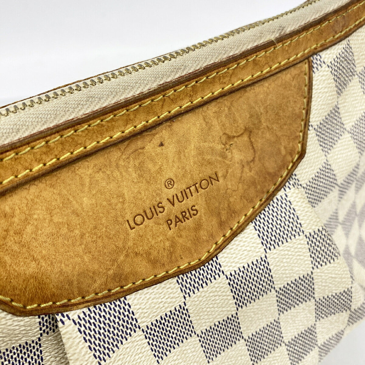 Louis Vuitton White Shoulder Bag (Pre-Owned)