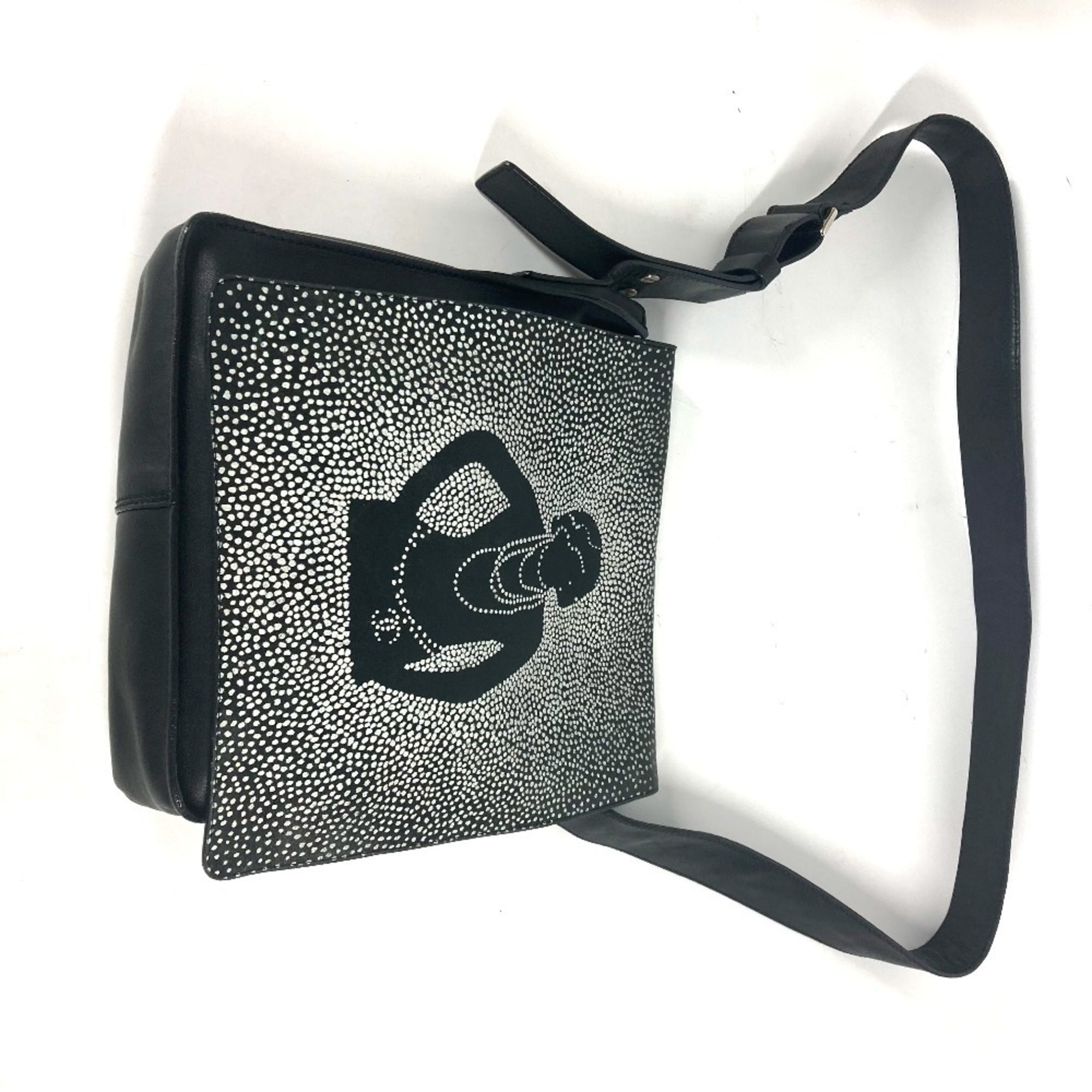 Chanel Black White Leather Shoulder Bag (Pre-Owned)