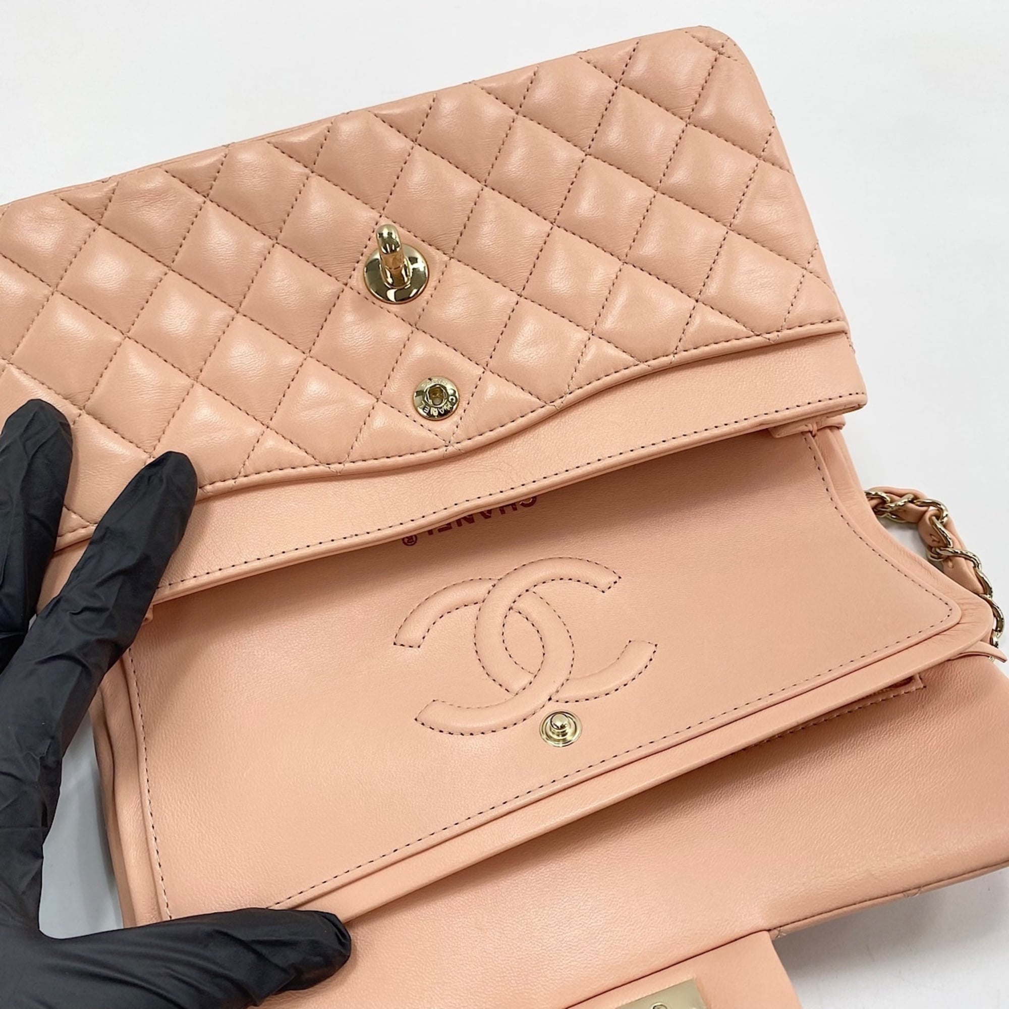 Chanel Matelasse Pink Leather Shoulder Bag (Pre-Owned)
