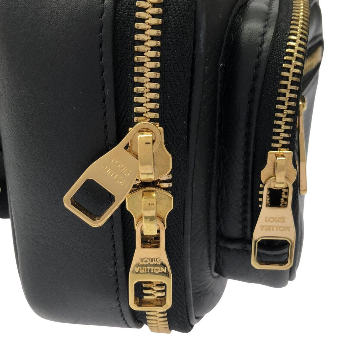 Louis Vuitton Black Leather Pouch Shoulder Bag (Pre-Owned)