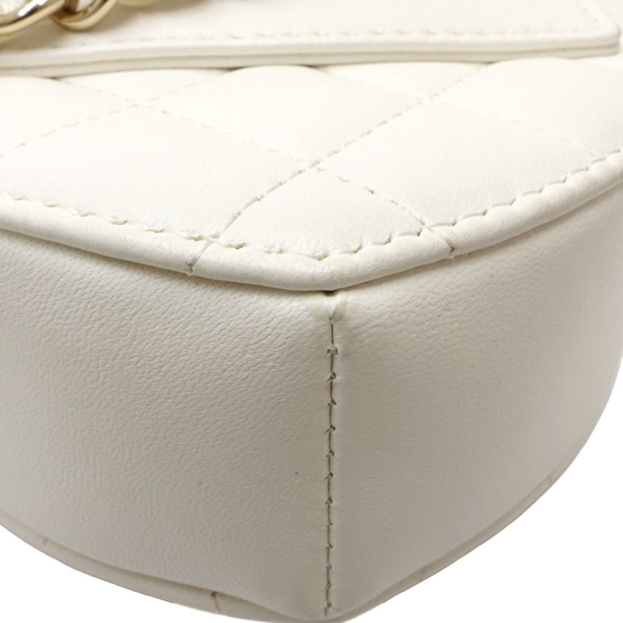 Chanel White Leather Fanny Pack Sling Bag (Pre-Owned)