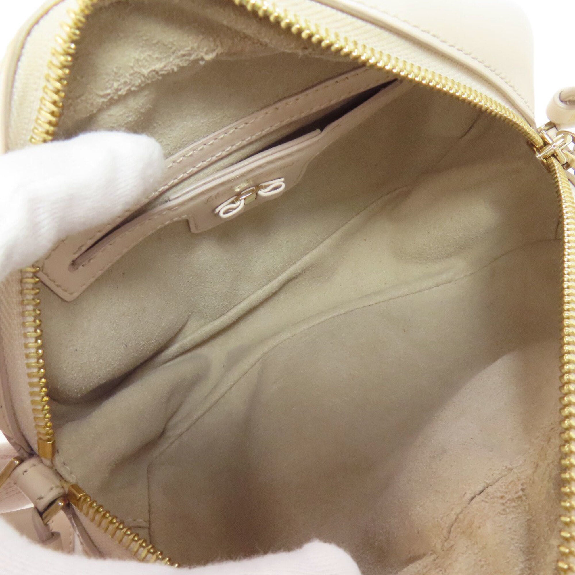 Salvatore Ferragamo Beige White Leather Shoulder Bag (Pre-Owned)