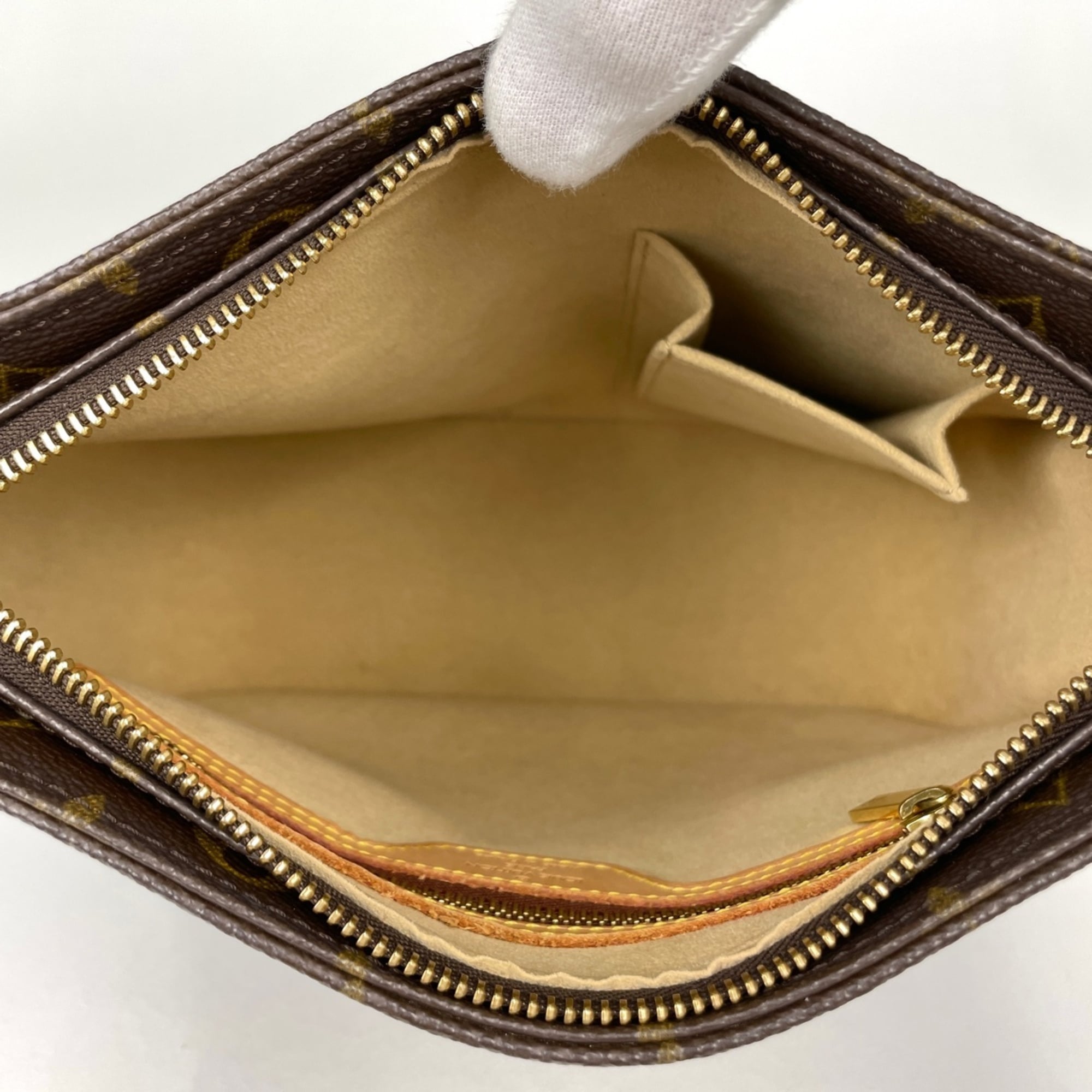 Louis Vuitton Brown Monogram Monogram Shoulder Bag (Pre-Owned)