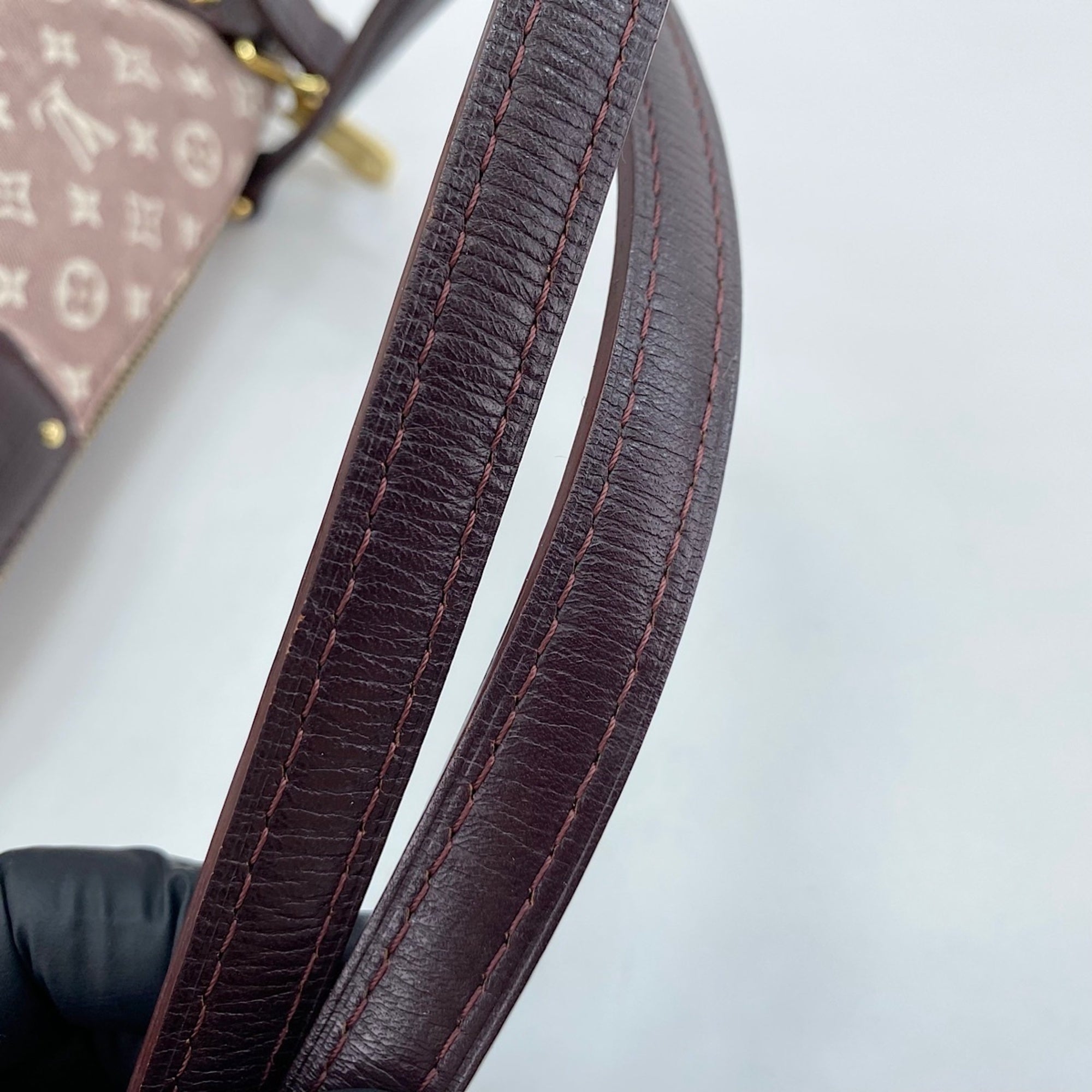 Louis Vuitton Wine Shoulder Bag (Pre-Owned)