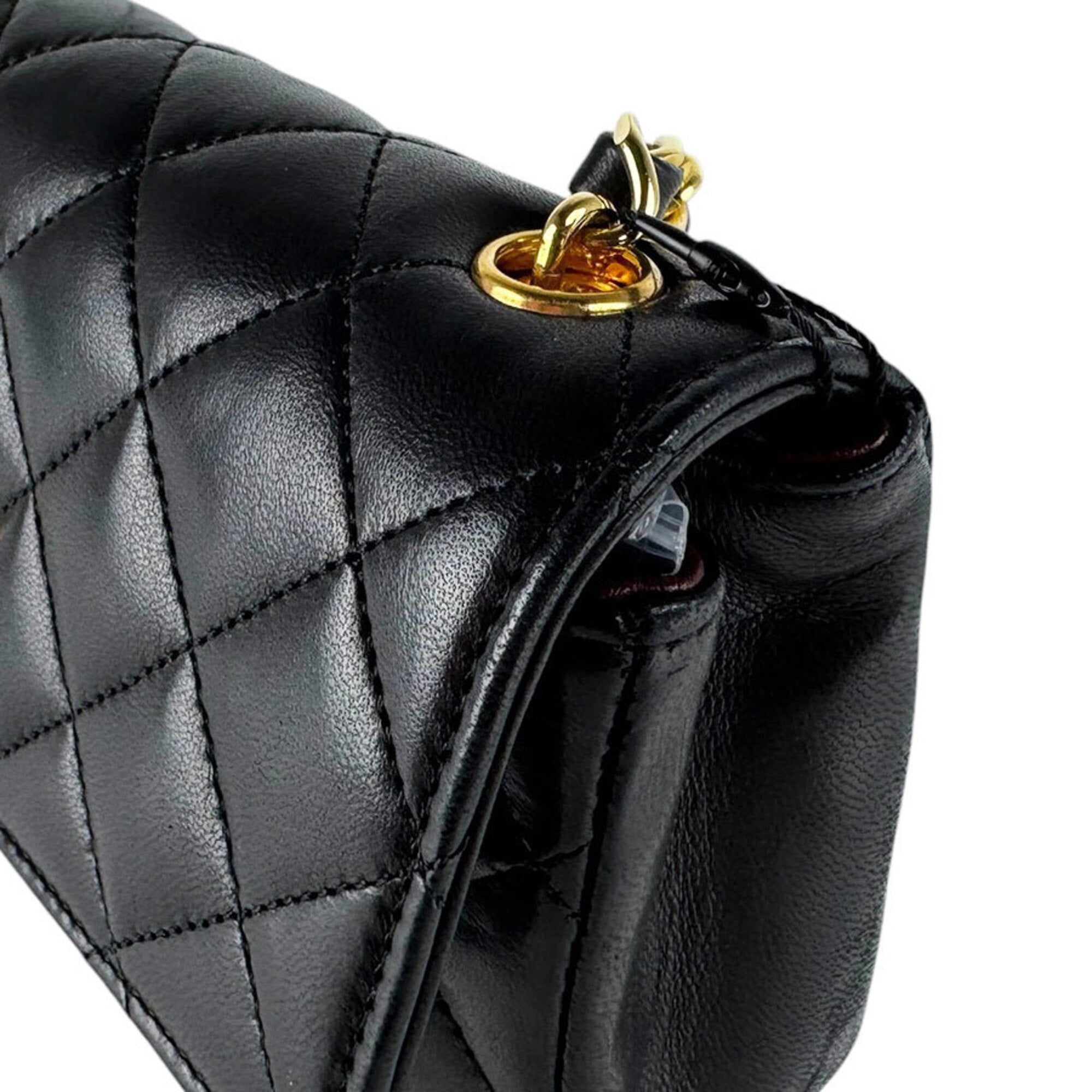 Chanel Black Leather Shoulder Bag (Pre-Owned)
