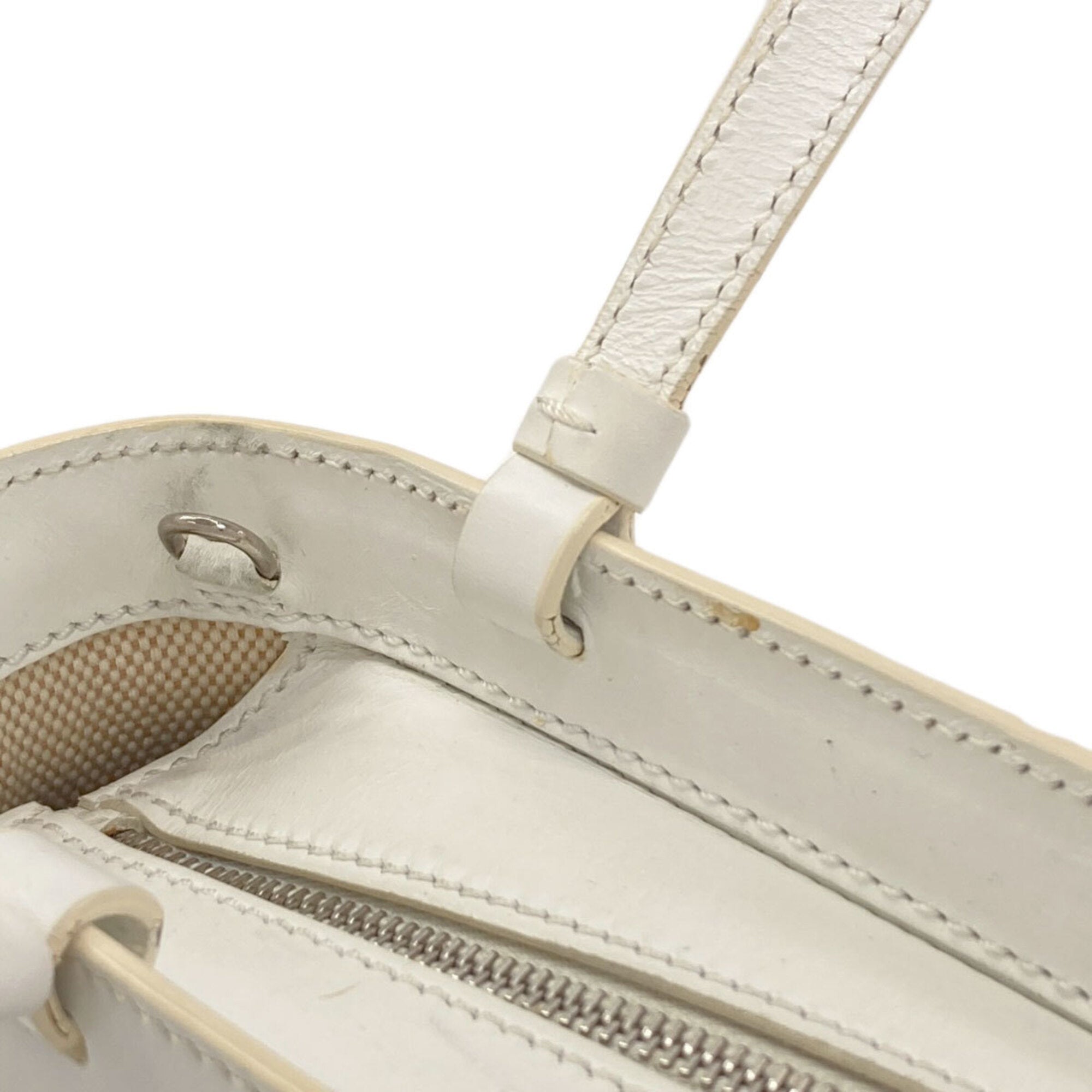 Tod's White Leather Handbag (Pre-Owned)
